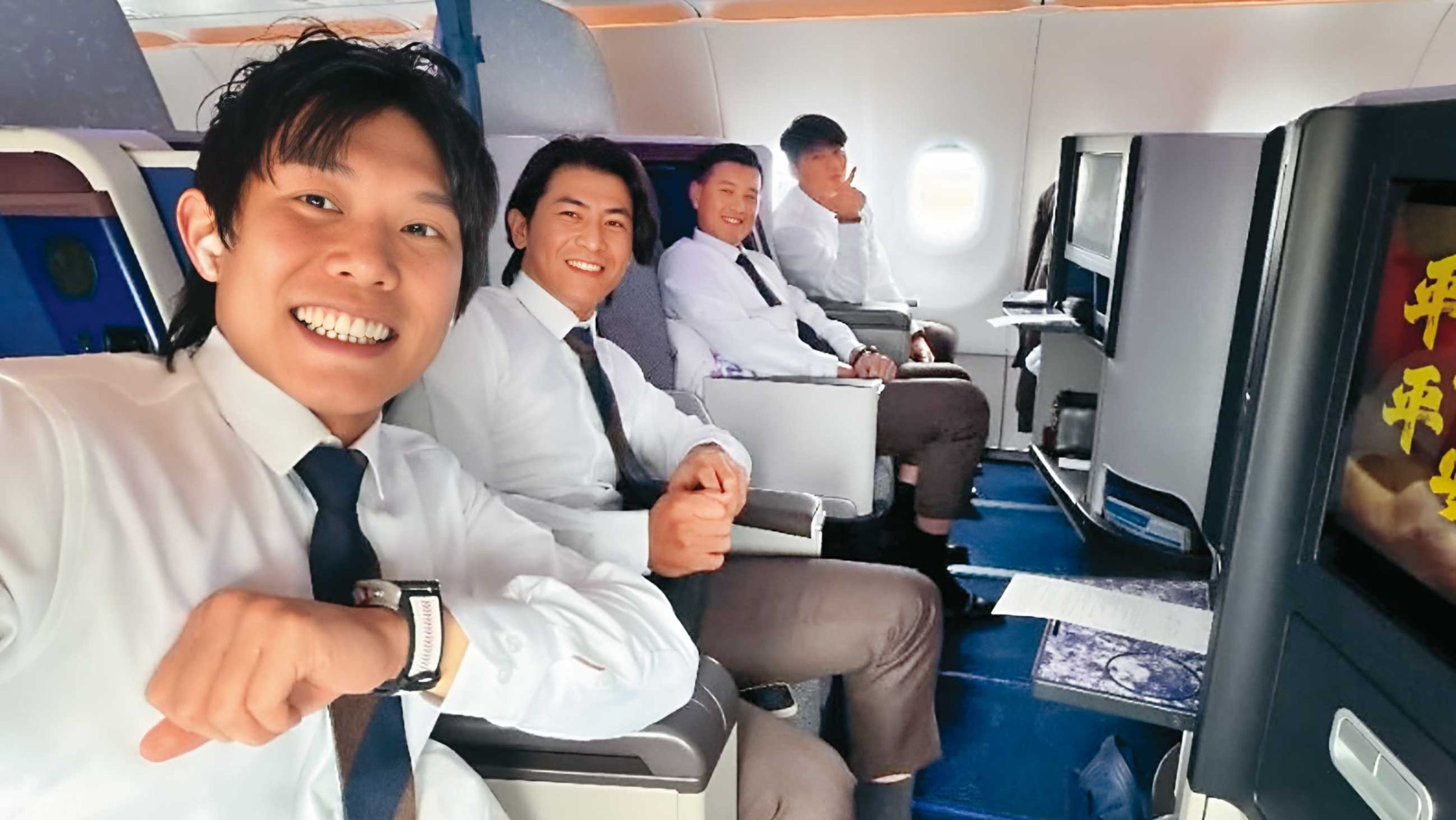 近年出征國際賽,從球員到後勤人員備受禮遇,搭機也被安排商務艙,讓球員感受到尊榮感。(翻攝陳冠宇IG)