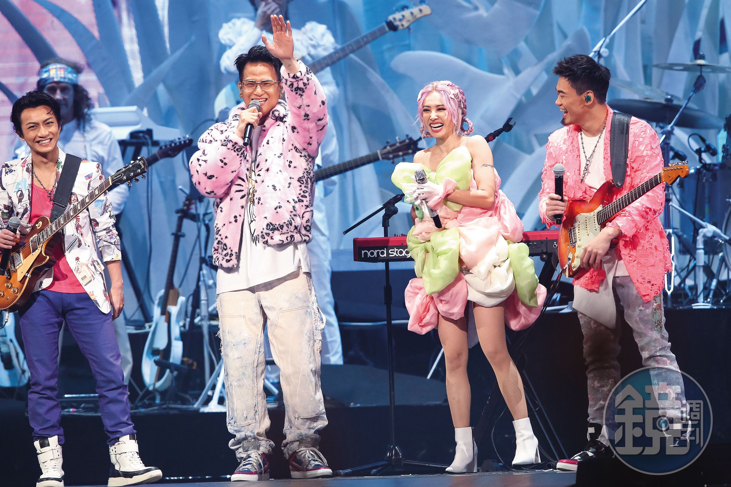 茄子蛋曾受蔡依林(右二)邀約,在演唱會上合體演出。