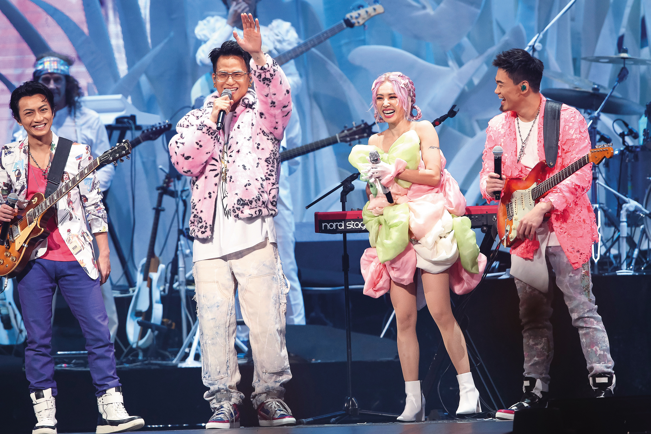 茄子蛋曾受蔡依林（右二）邀約，在演唱會上合體演出。