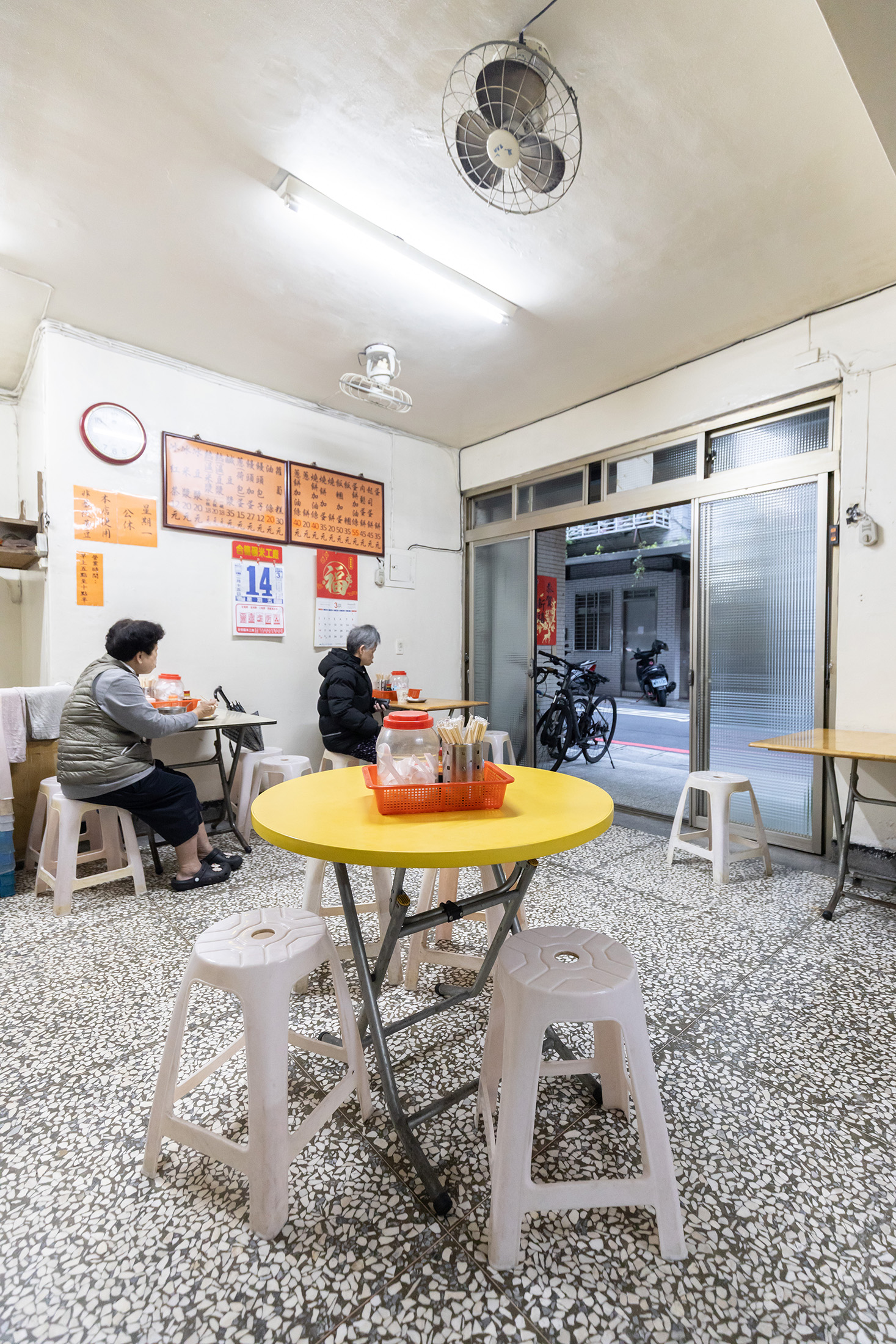 吉利街手工蛋餅的內用空間區座位數不多,但多數客人以外帶為主。