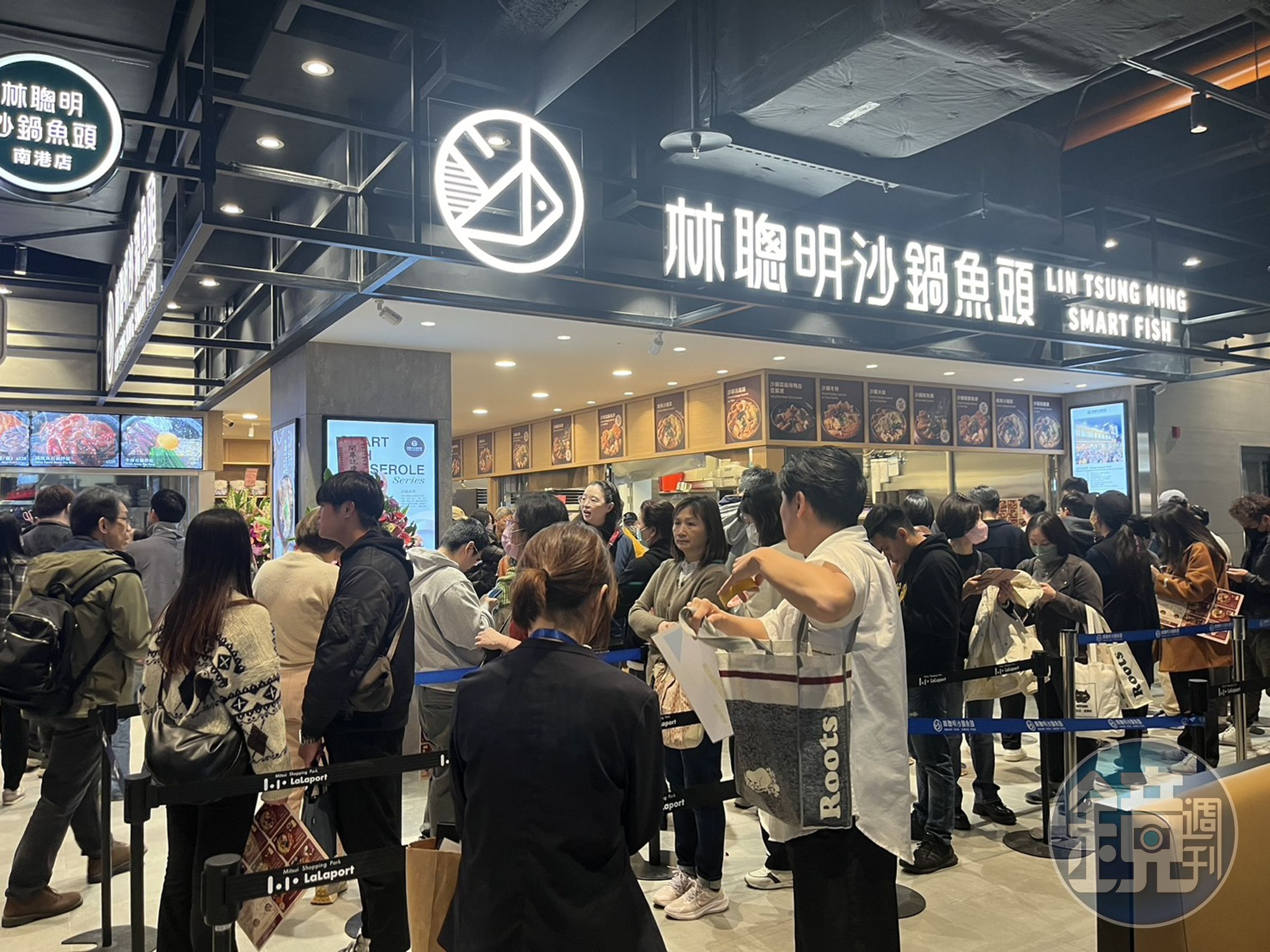 南港LaLaport美食街下午有店鋪的鐵捲門突然降下，據傳是林聰明沙鍋魚頭附近的店鋪。