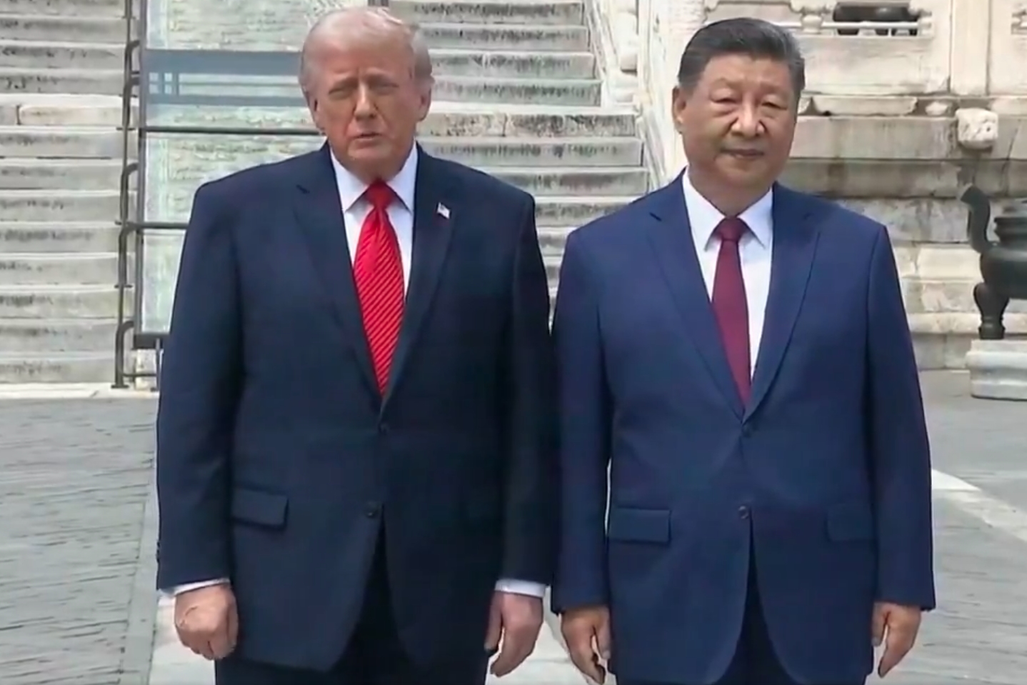 川普在天壇主殿前與習近平合影時，對這座歷史悠久的文化地標表達讚賞。（翻攝自@RapidResponse47 X）