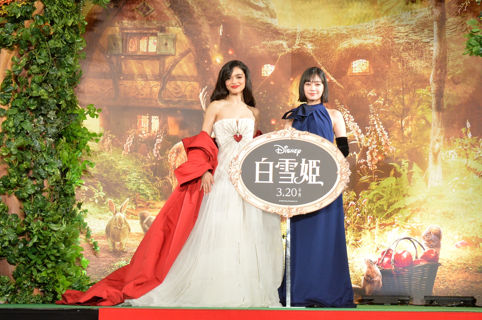 瑞秋曾格勒（左）與日語版配音吉柳咲良（右）一起宣傳《白雪公主》。（迪士尼提供）