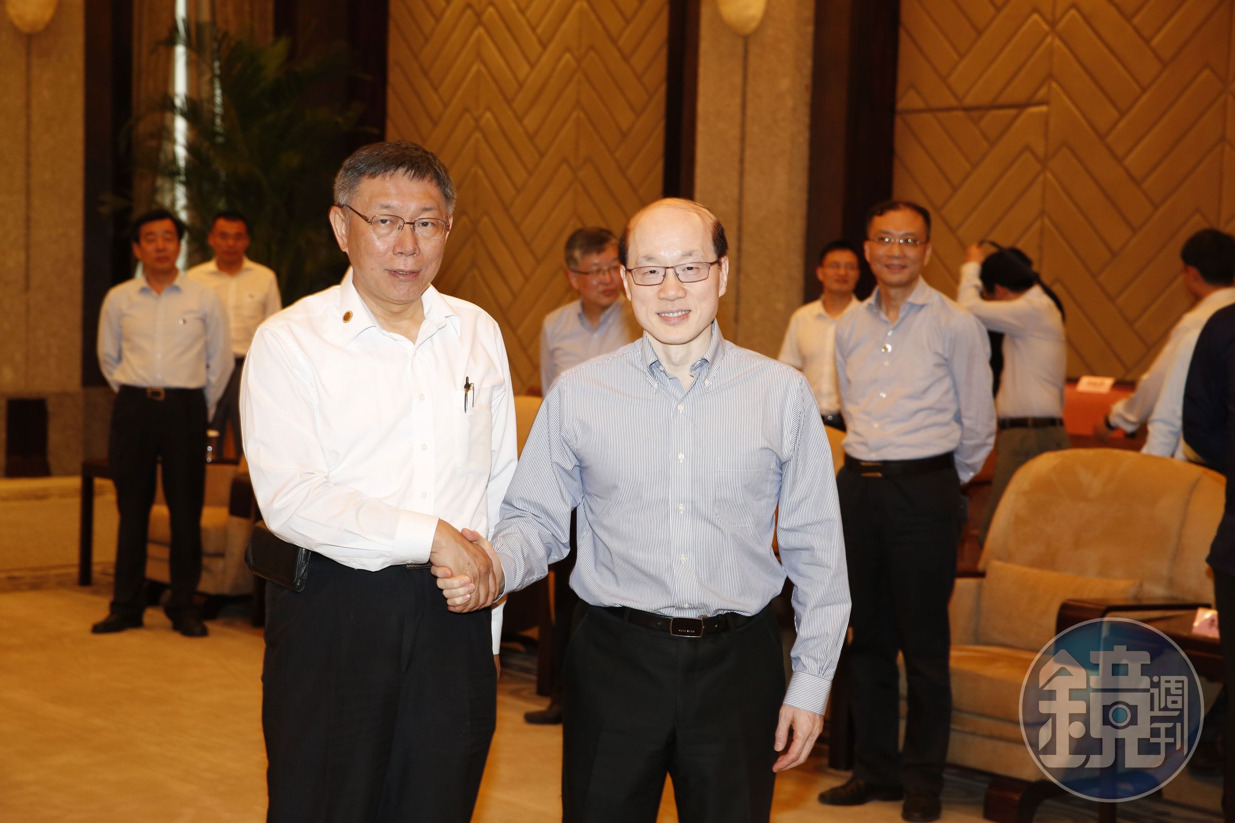 柯文哲（左）表示，2019年他堅持辦雙城論壇，理由是兩岸不能完全沒官方溝通管道，中國對此點滴在心頭。圖為柯當年在上海與時任國台辦主任劉結一（右）會面。