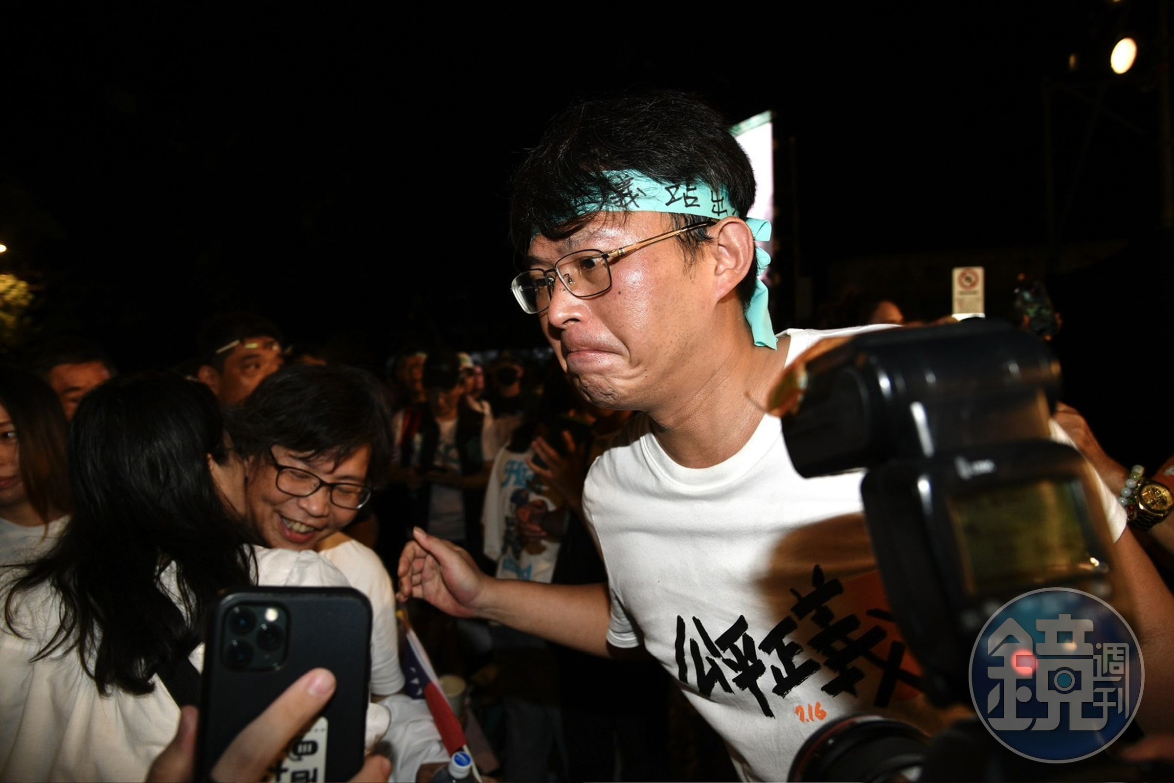 立委黃國昌身穿公平正義白色T恤。