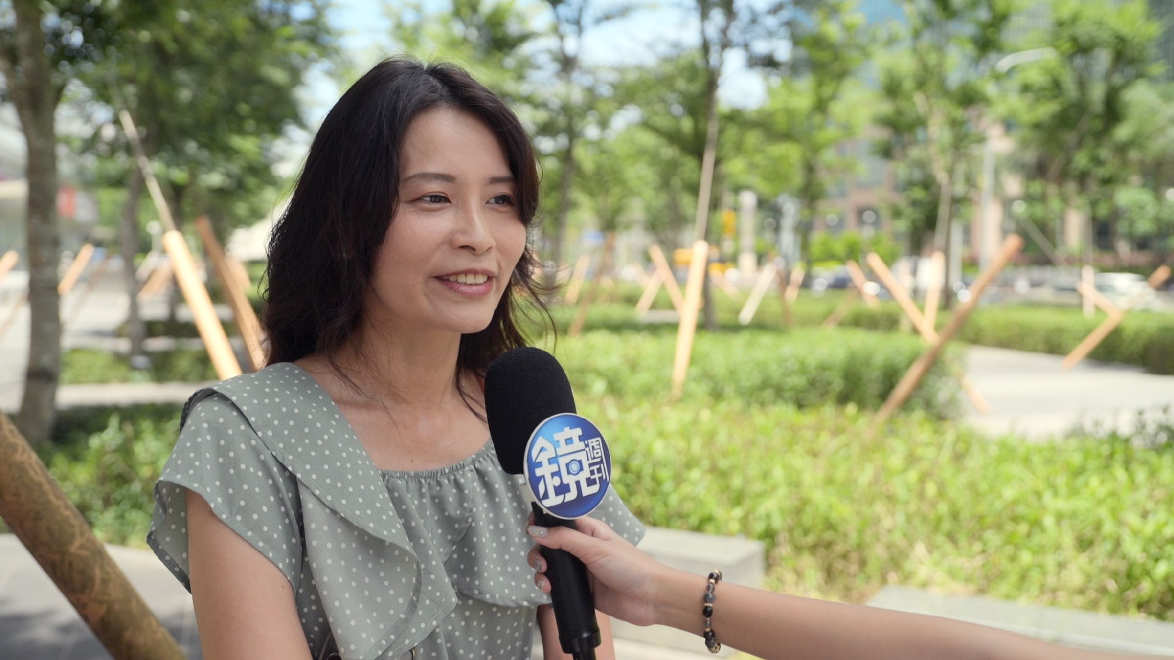 街訪苗栗高鐵站附近住戶陳小姐,她與先生分別在台中、新竹工作,搬到高鐵站周邊後不僅通勤便利,也多了時間陪小孩去公園或逛夜市,生活步調更加自在。