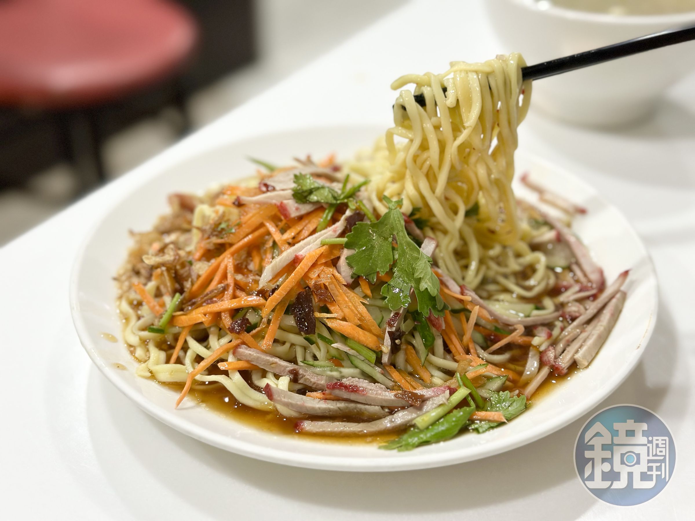 「雲南特製涼麵」有肉有菜，醬汁酸溜微辣，味道相當豐富，大熱天吃很開胃。