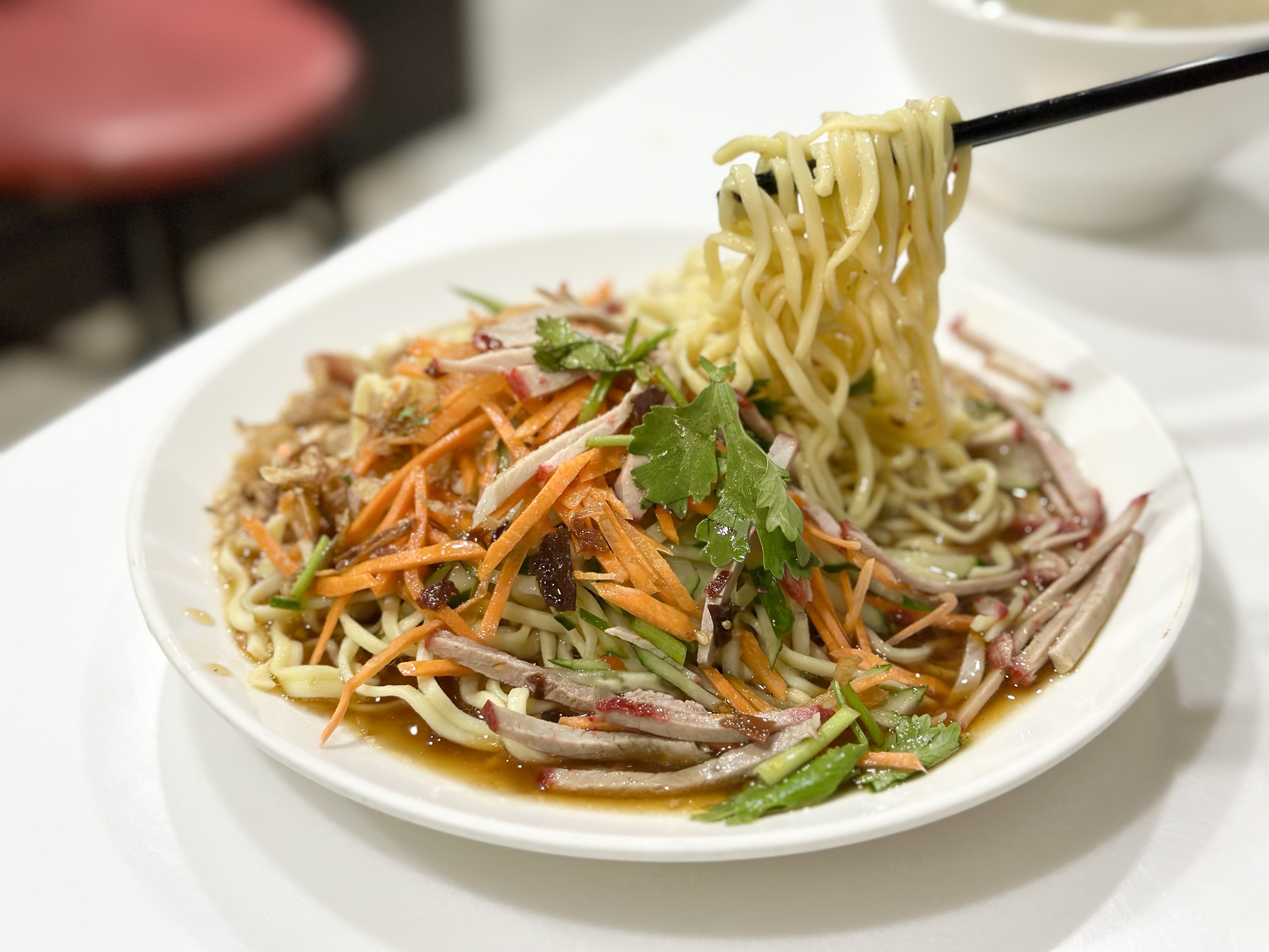 「雲南特製涼麵」有肉有菜，醬汁酸溜微辣，味道相當豐富，大熱天吃很開胃。