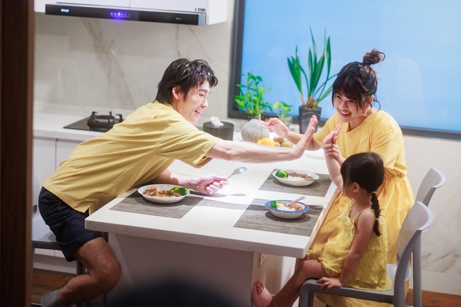 網紅展榮(左)、木星(右後)在《我的成長》分別飾演楊銘威與方志友。(喜盟娛樂提供)