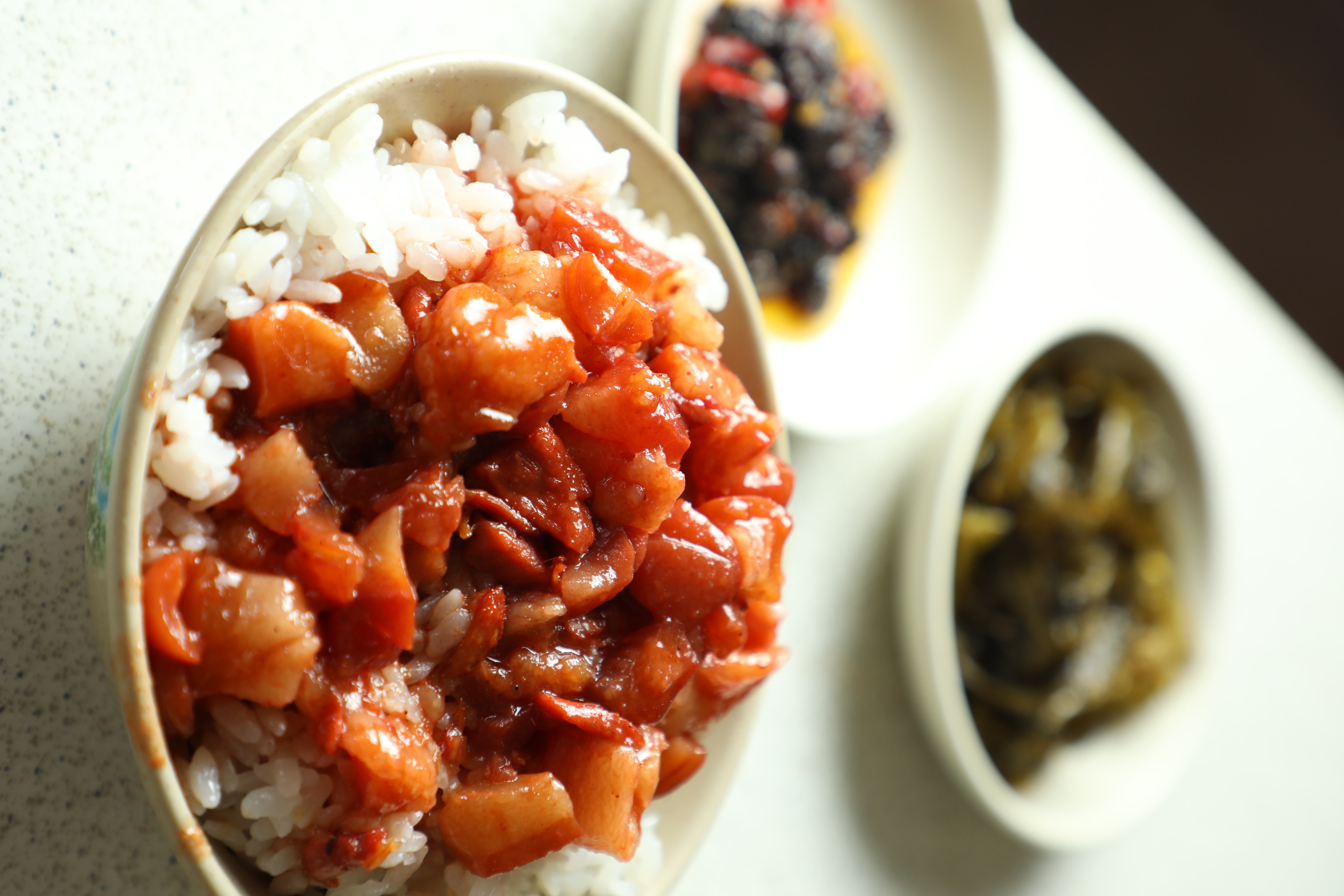 「肉燥飯」的滷肉油潤軟綿，微微黏口，有淡淡紅糟香氣。（60元／碗）