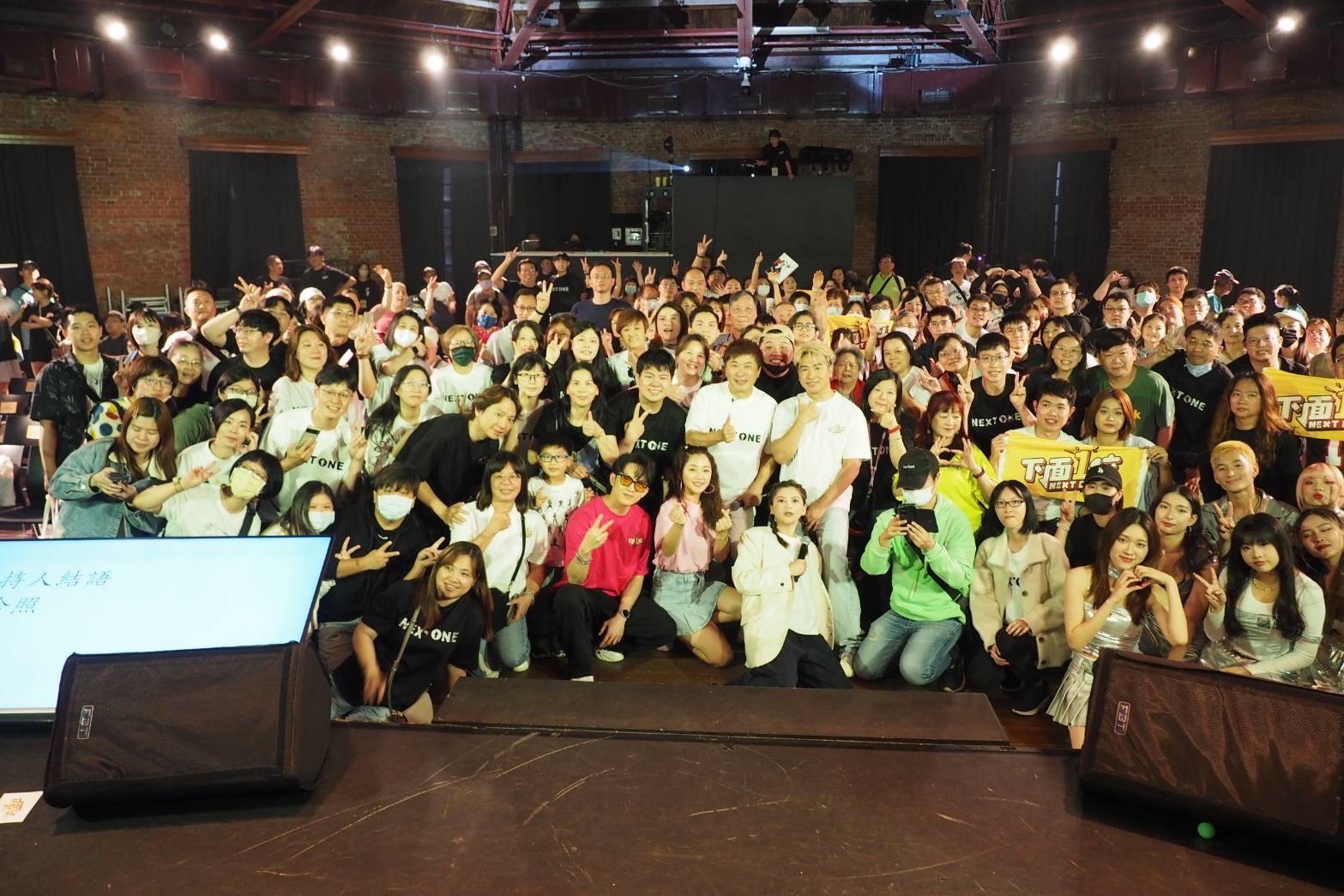 胡瓜出道40年舉辦見面會。（下面一位提供）