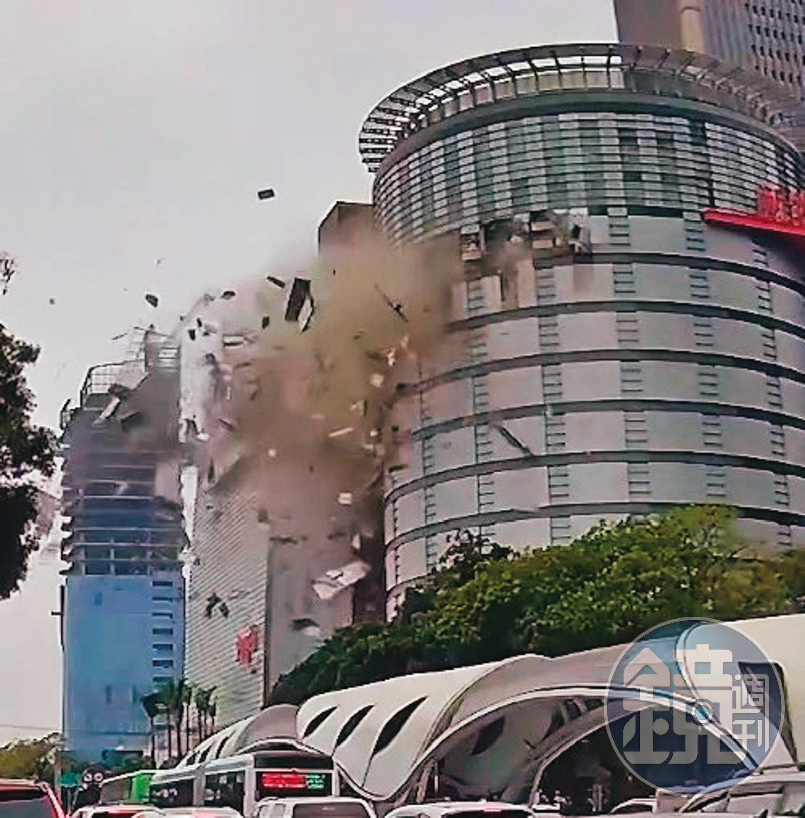 台中新光三越百貨公司上週四發生氣爆，共造成4死、30多人輕重傷。（民眾提供）