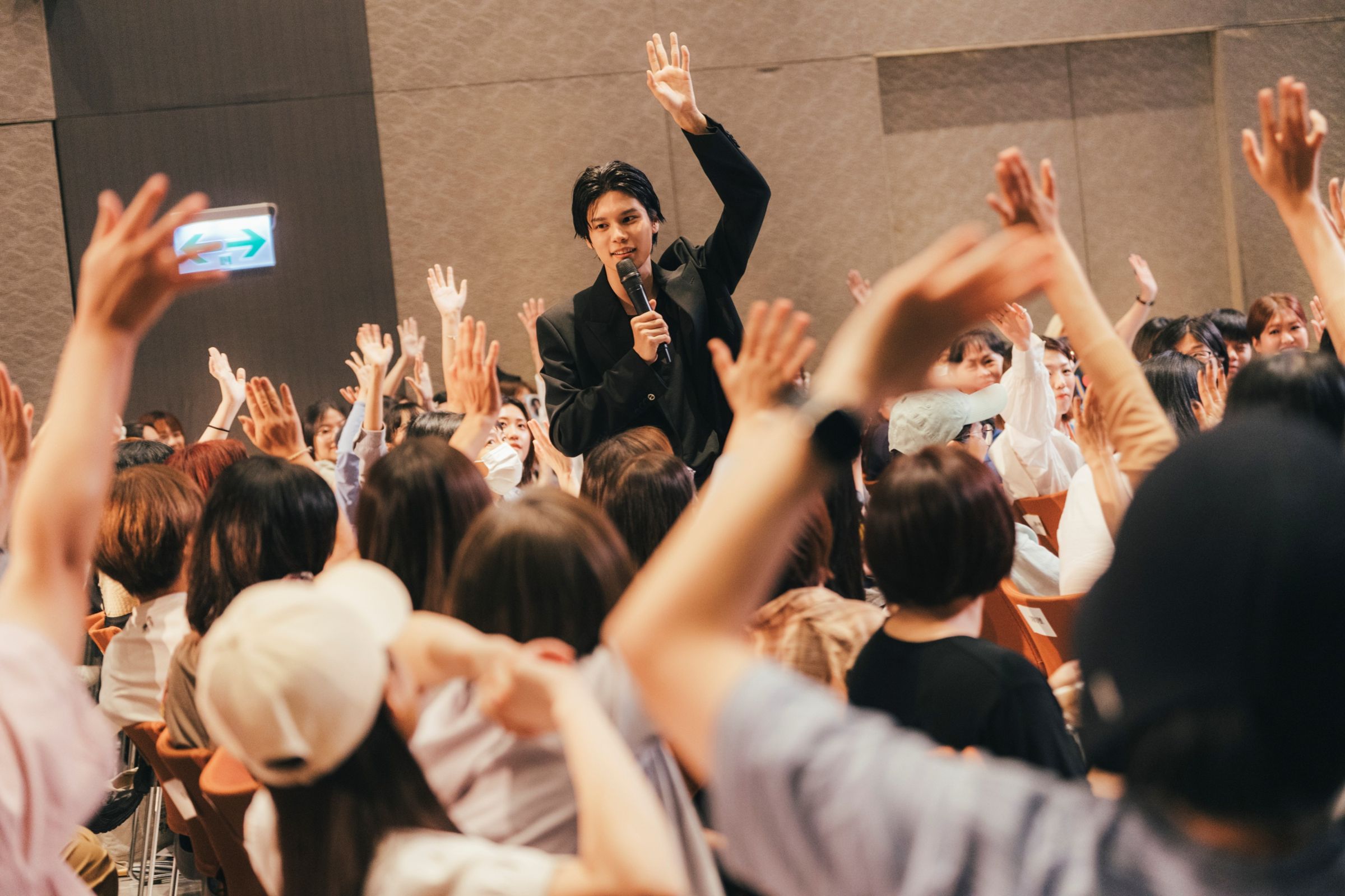 萩原利久走進觀眾席與粉絲近距離互動，對提問與拍照要求幾乎有求必應。（重星音樂娛樂提供）