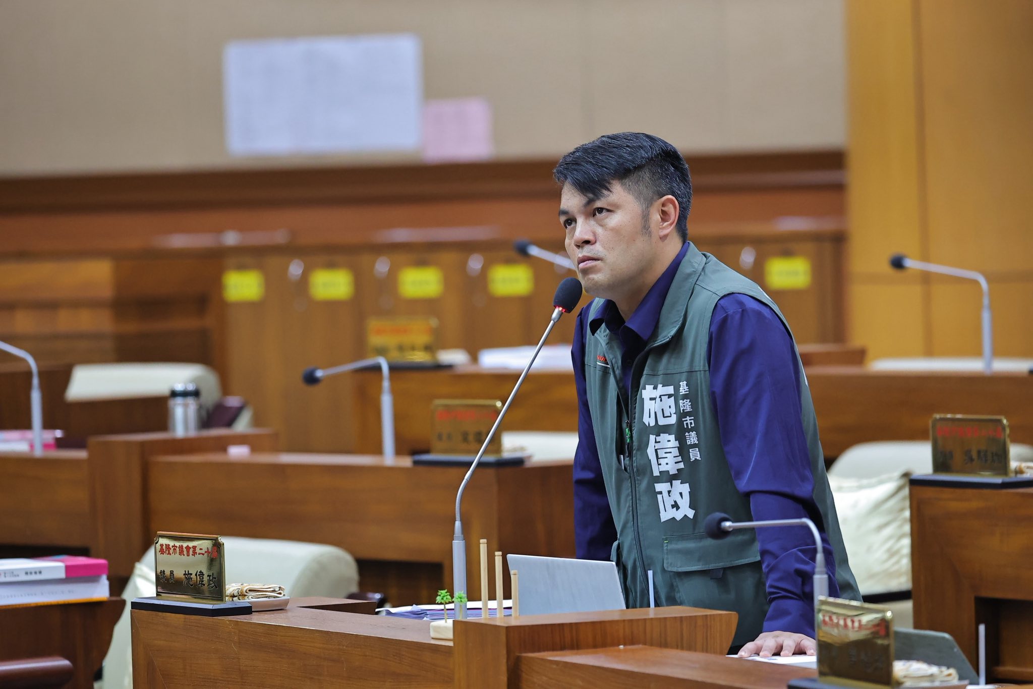 基隆市去年啟動門牌更新工程，市議員施偉政揭露，門牌品質差、安裝手法粗糙，引發民怨。（翻攝施偉政臉書）