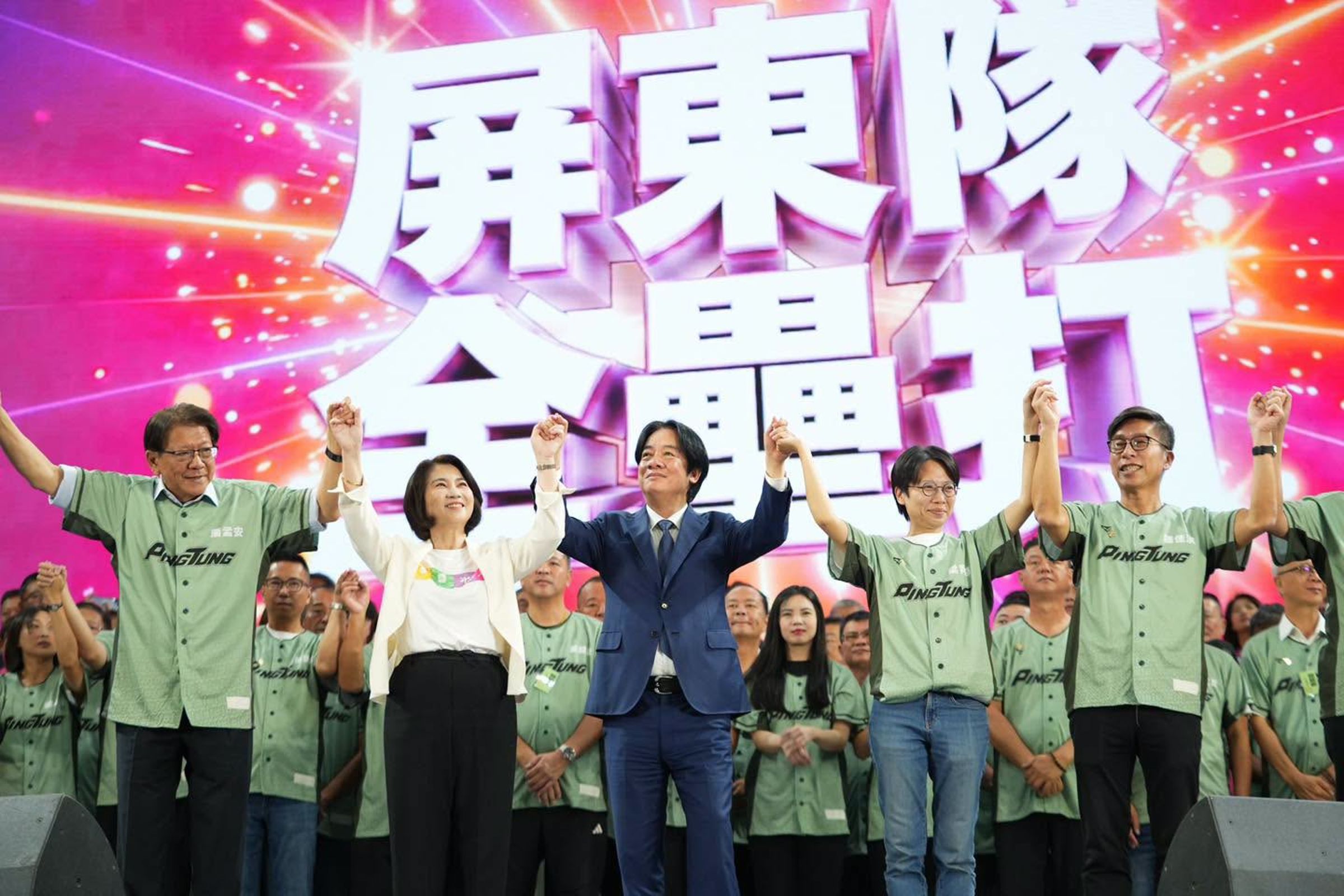 賴清德今日南下屏東造勢,致詞時公開宣傳明年起屏東縣65歲以上長輩免健保費,引發網友熱議。(翻攝自FB@周春米)