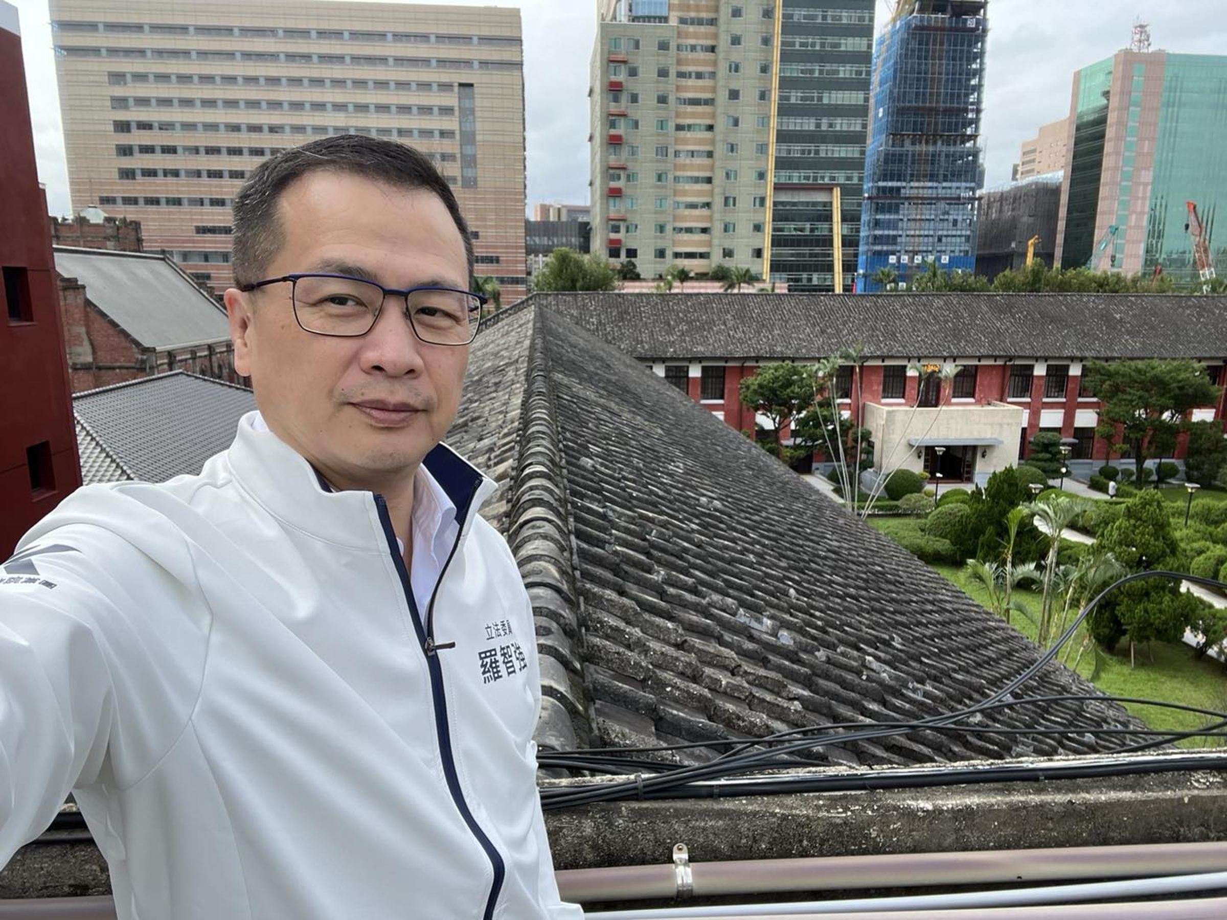 羅智強的辦公室主任陳冠安今遭檢調搜索帶回。(翻攝自羅智強臉書)