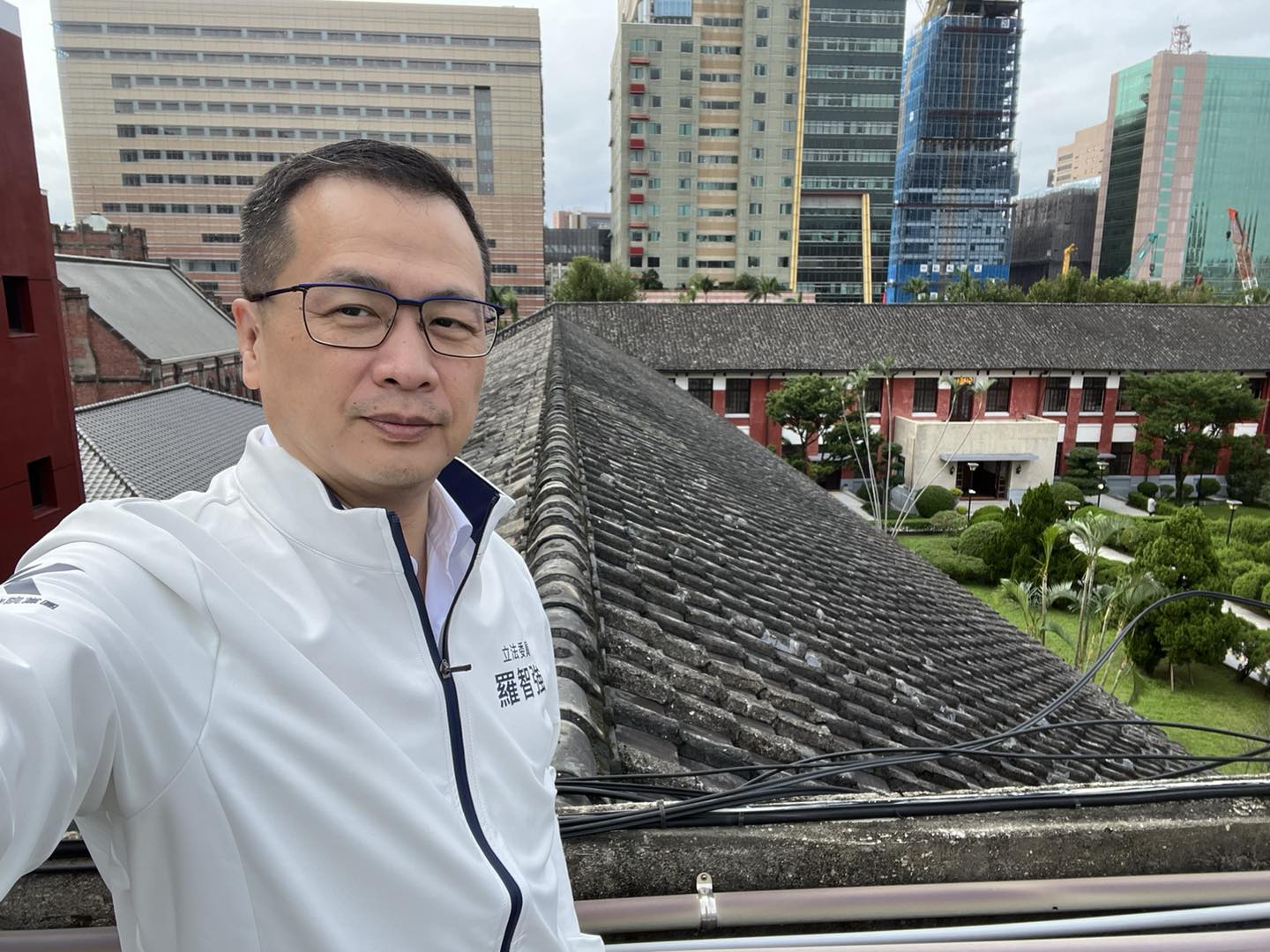 羅智強的辦公室主任陳冠安今遭檢調搜索帶回。（翻攝自羅智強臉書）