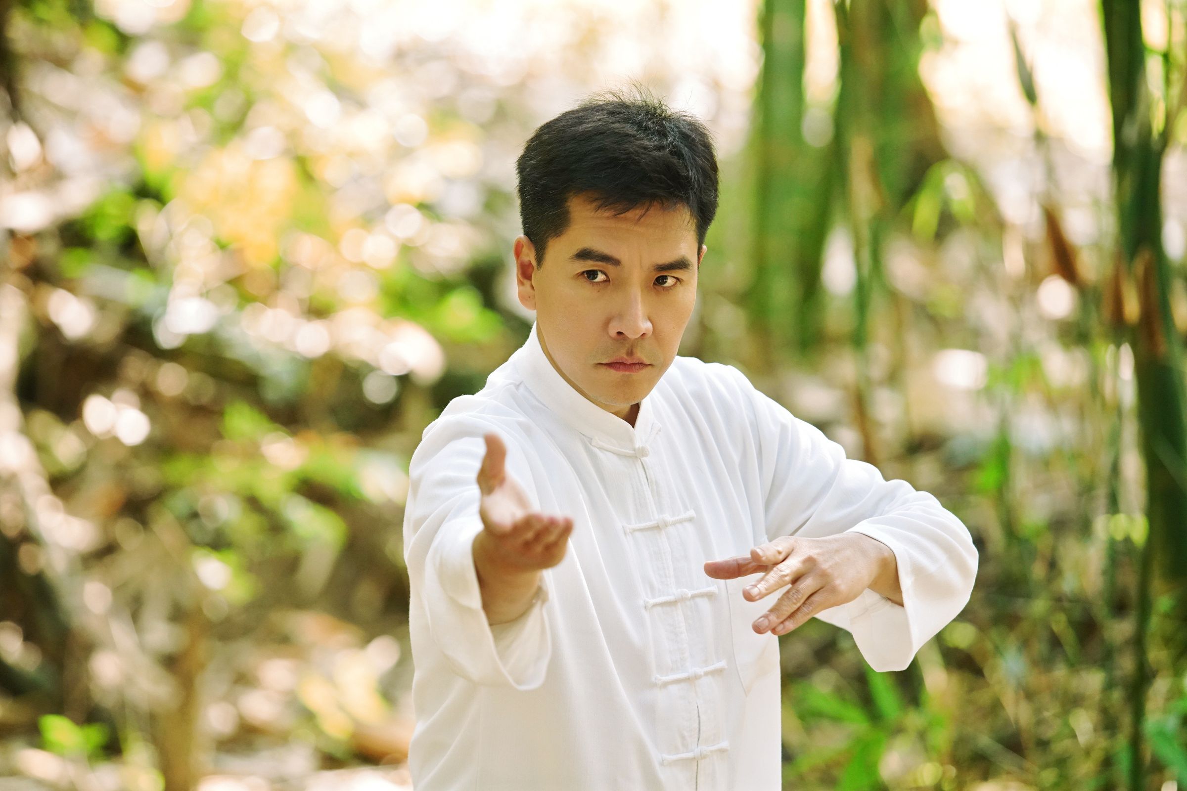 《在光裏的人》王傳一三語言交替講,連太極拳都要練。(大愛電視提供)