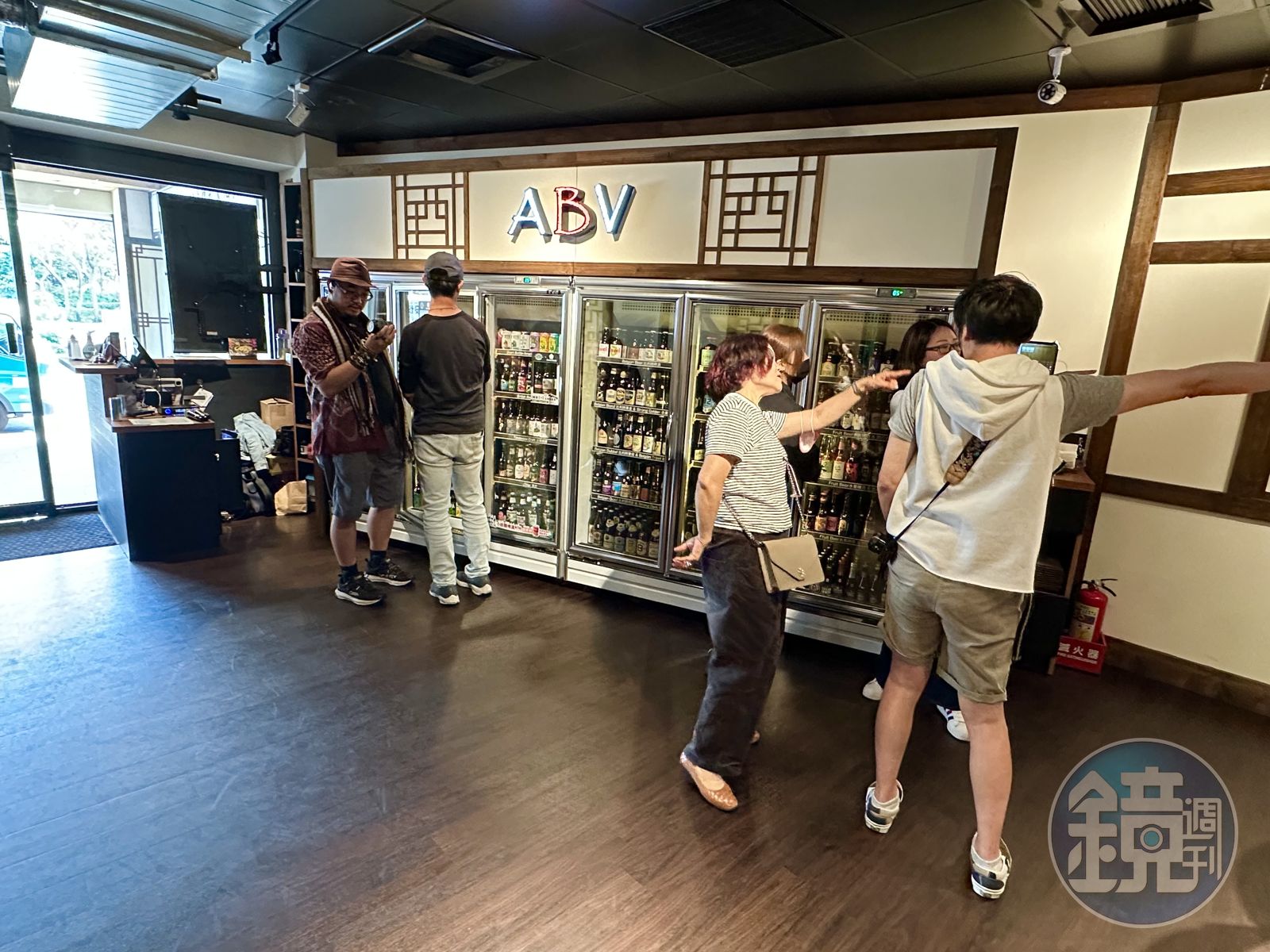 有別於一般韓式料理配燒酒,這裡可以混搭超過300種精釀啤酒。
