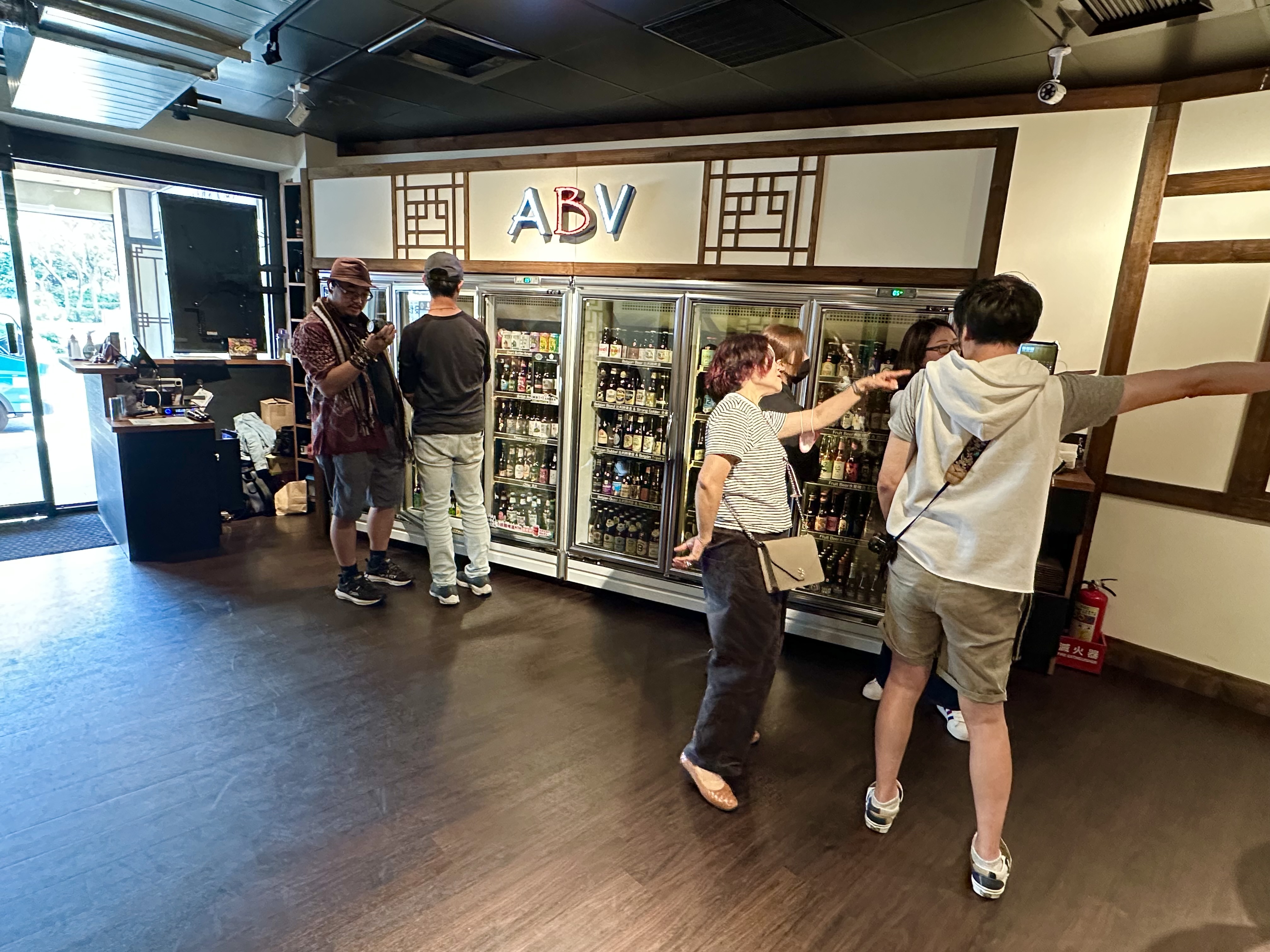 有別於一般韓式料理配燒酒，這裡可以混搭超過300種精釀啤酒。