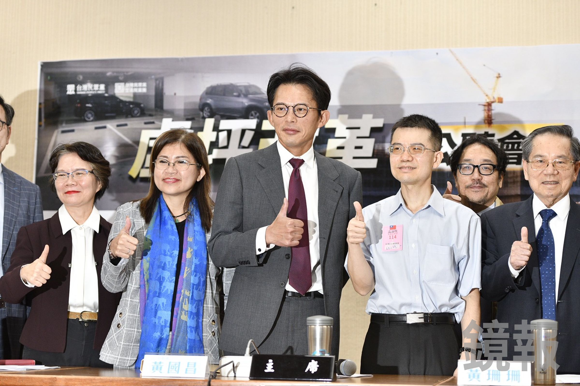 麥玉珍（左3）有意選台中市長，今發文標記黃國昌（中）。（鏡報李智為）