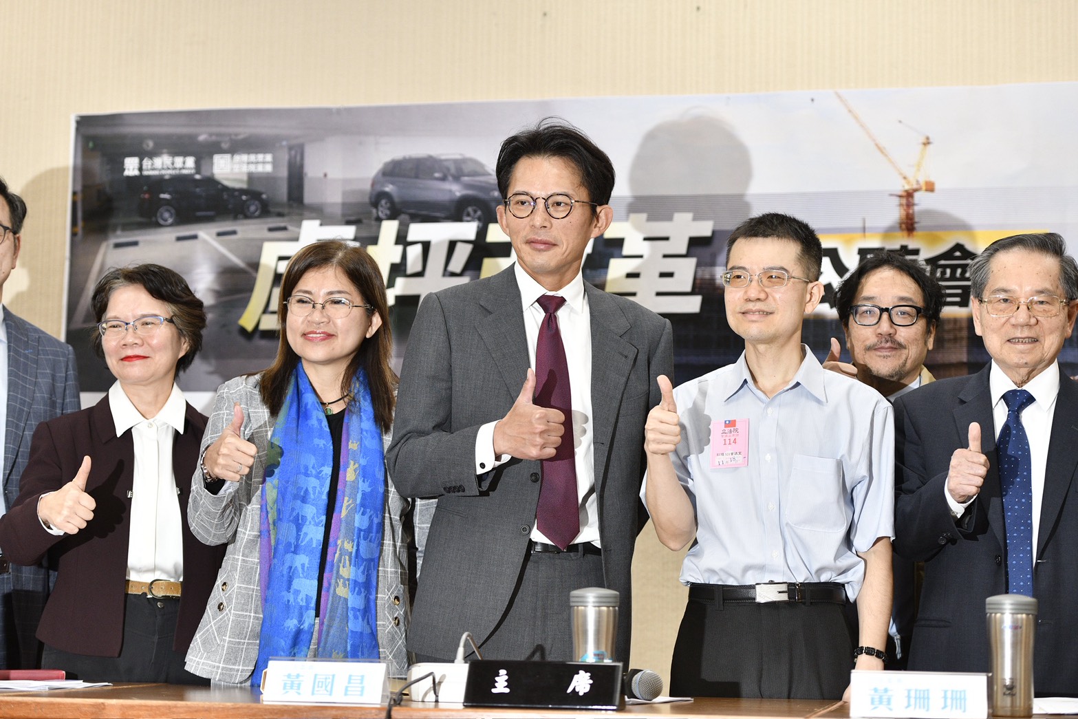 麥玉珍（左3）有意選台中市長，今發文標記黃國昌（中）。（鏡報李智為）