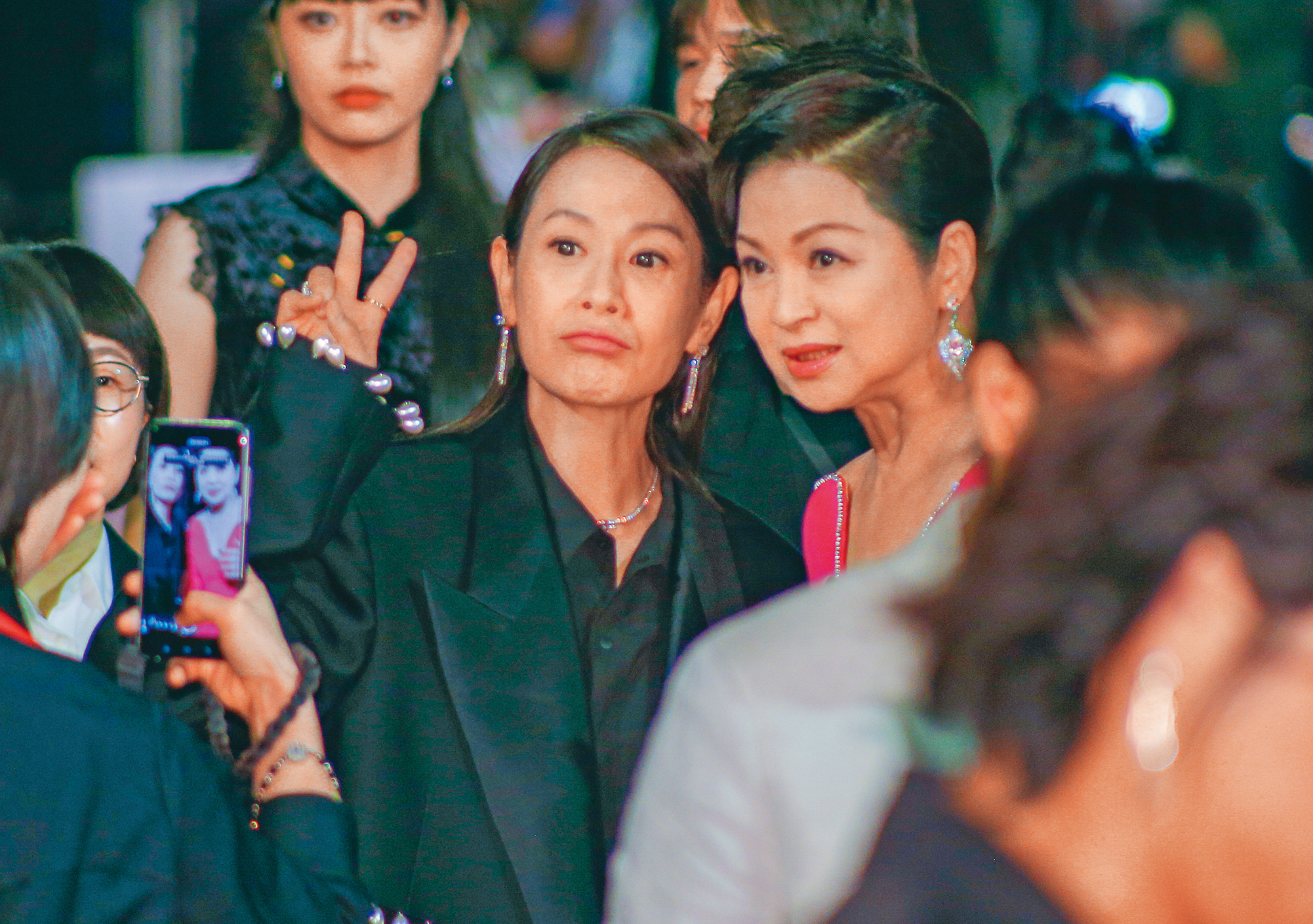 劉若英（左）和楊貴媚（右）在紅毯上玩自拍，俏皮癟嘴太口愛了啦！