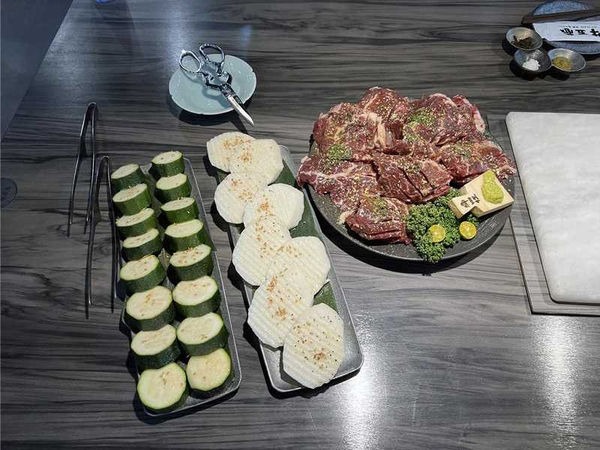 今年入選名餐廳中的「牛五蔵」先前才因無菜單「14片櫛瓜要價880元」引發爭議。（翻攝自Threads）