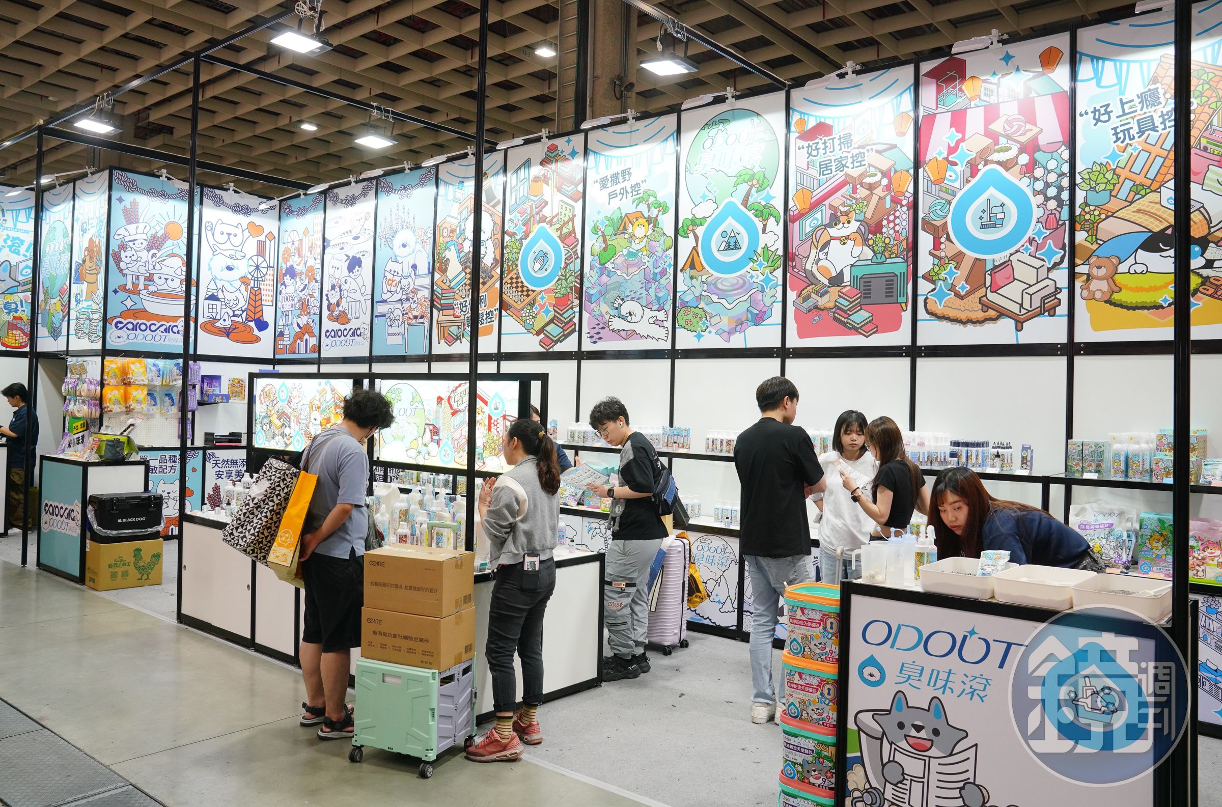 夏綾那拚勁十足，即使公司規模已不可同日而語，她一年仍參加16場寵物展。「要抓住首次養寵物的毛孩爸媽的眼光」她說。