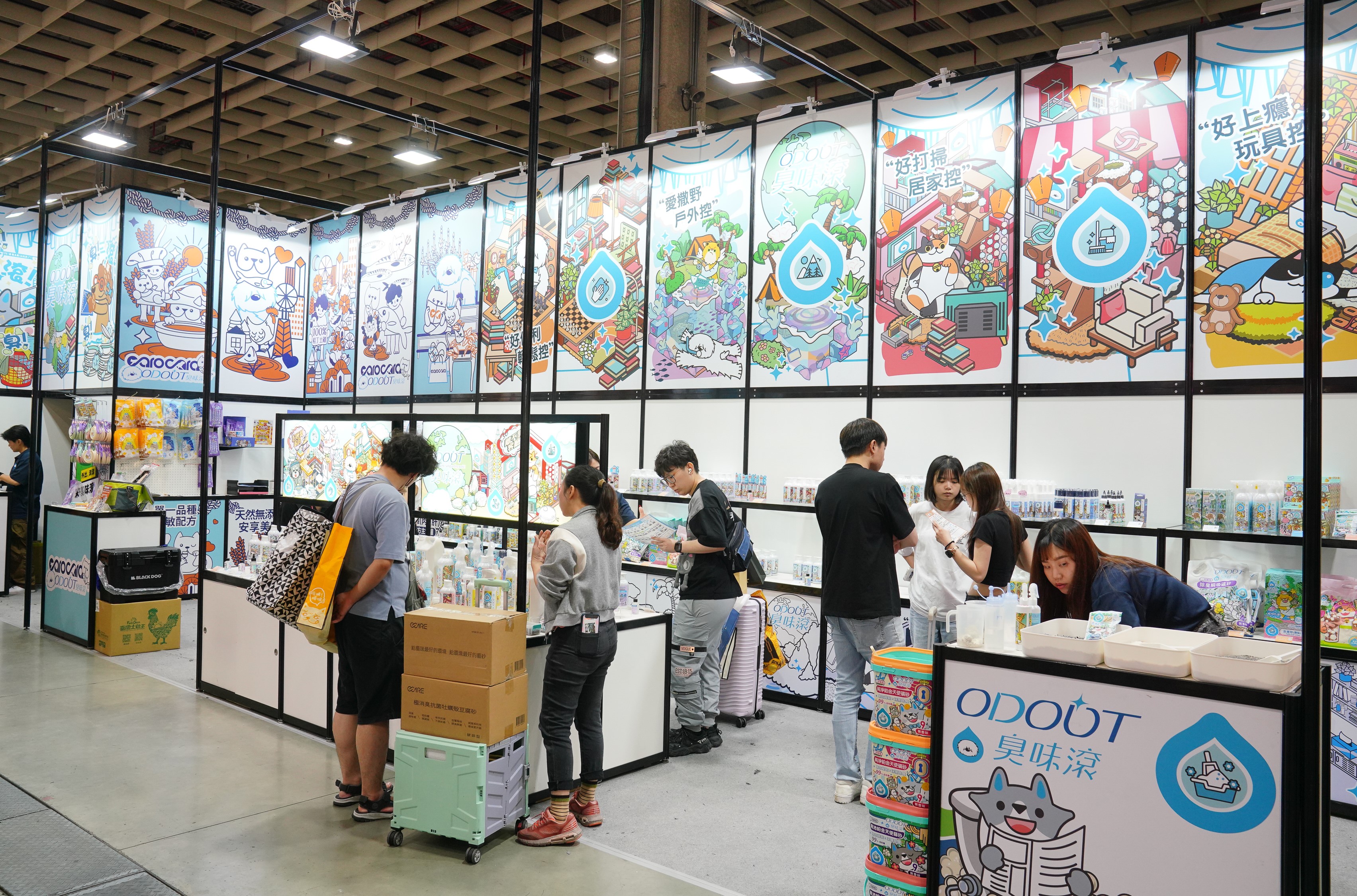 夏綾那拚勁十足，即使公司規模已不可同日而語，她一年仍參加16場寵物展。「要抓住首次養寵物的毛孩爸媽的眼光」她說。