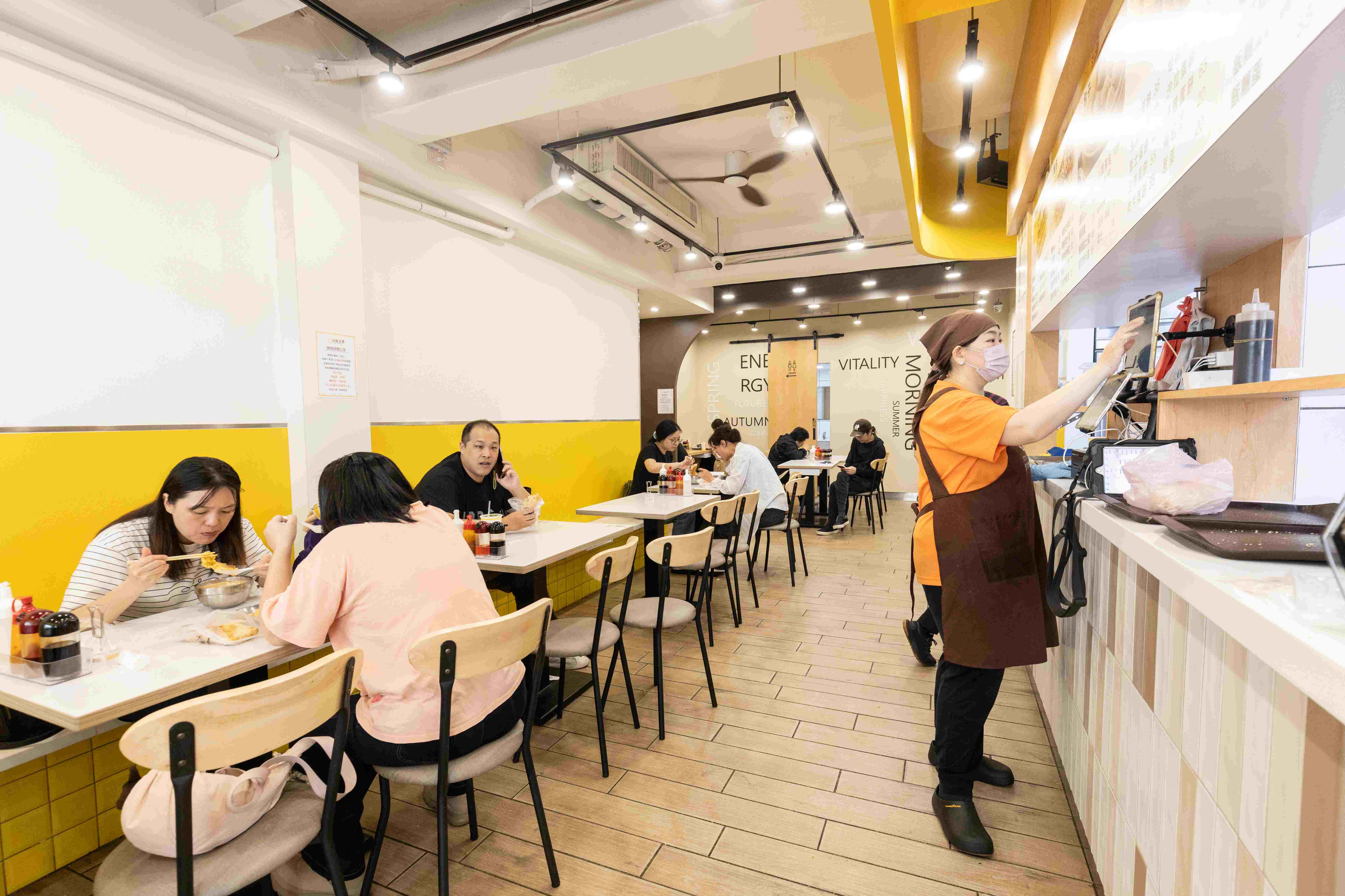 這家是深受鄰里喜愛的傳統早餐店，前些年重新裝修，環境變得整潔清爽。