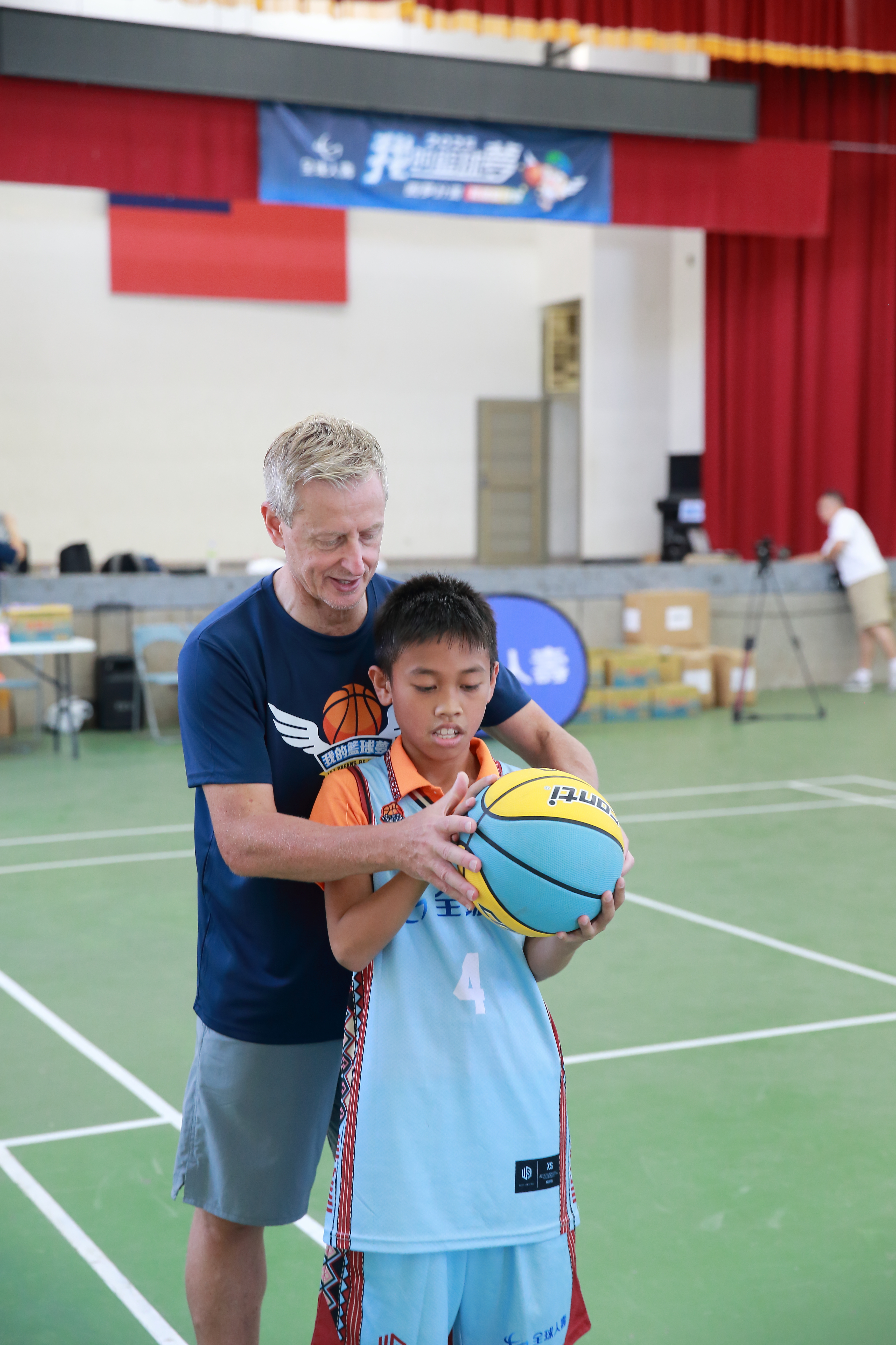中華男籃總教練圖奇親臨現場,手把手指導孩子傳球與持球技巧,並以行動傳遞自信與勇氣,激勵偏鄉學童在運動中找回熱情與夢想。