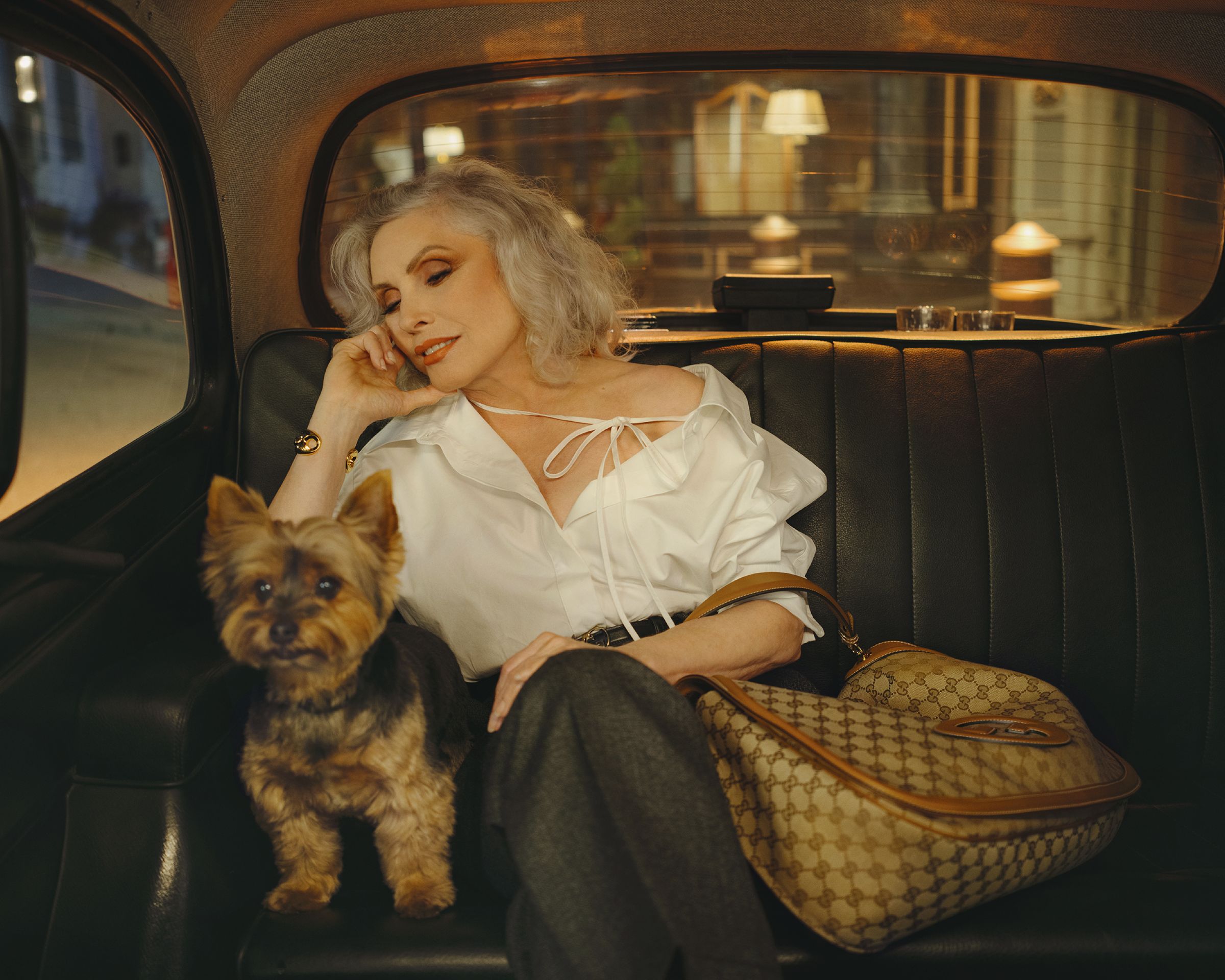 GUCCI邀得金髮美女合唱團（Blondie）主唱黛比·哈利（Debbie Harry）演繹Blondie包款廣告大片。（古馳提供）