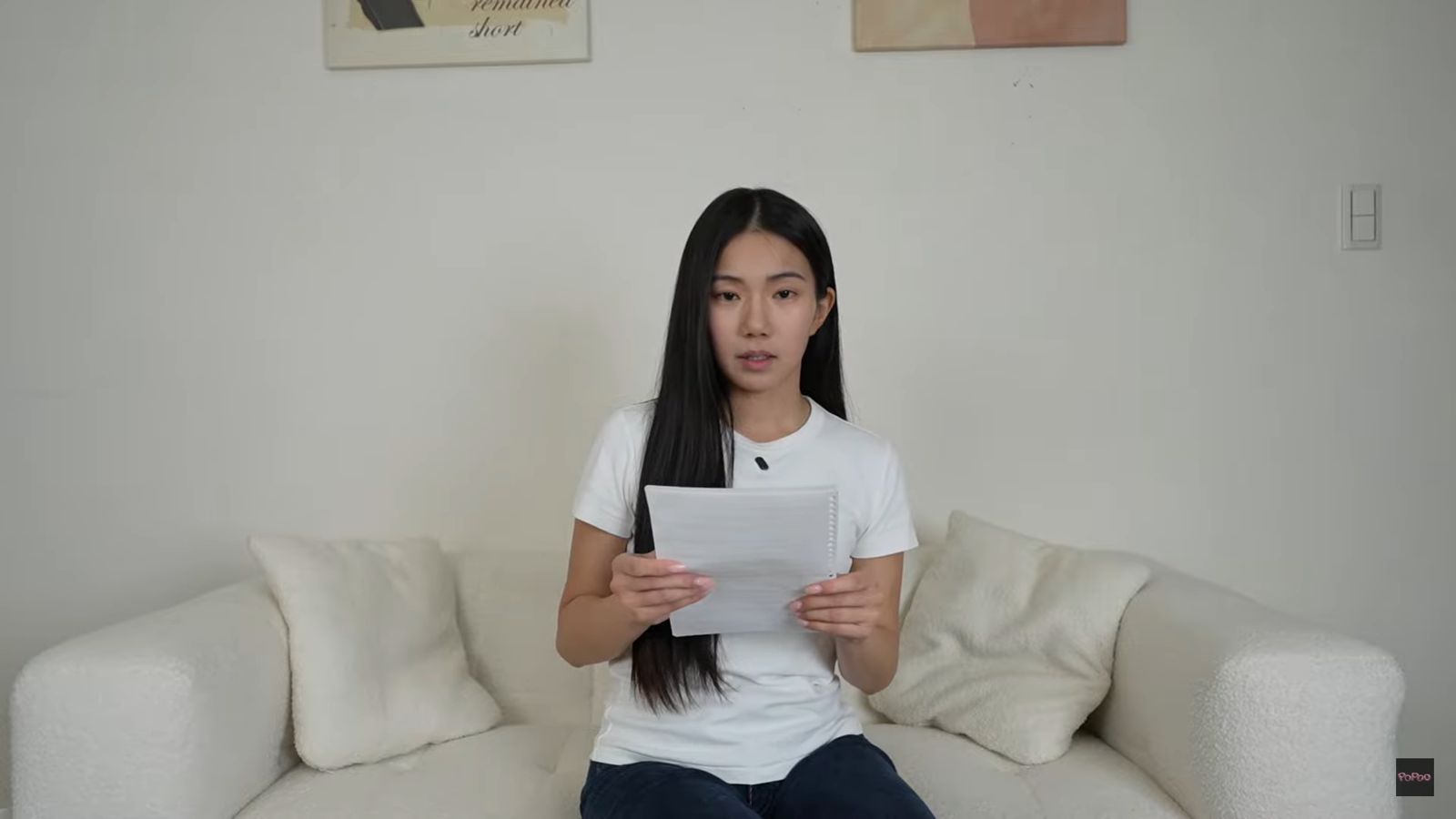 家寧全程拿稿照念。（翻攝YT「秘月期POPOO」）
