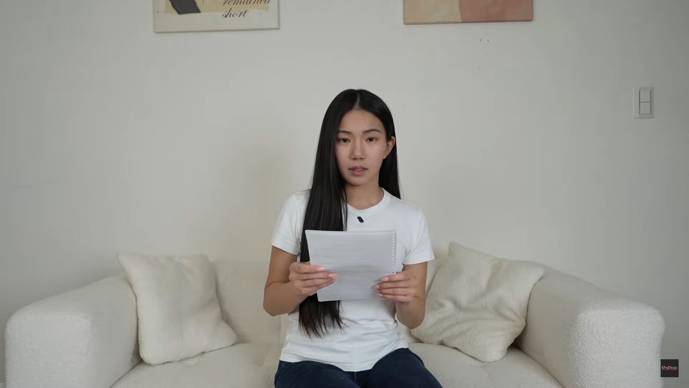 家寧全程拿稿照念。（翻攝YT「秘月期POPOO」）