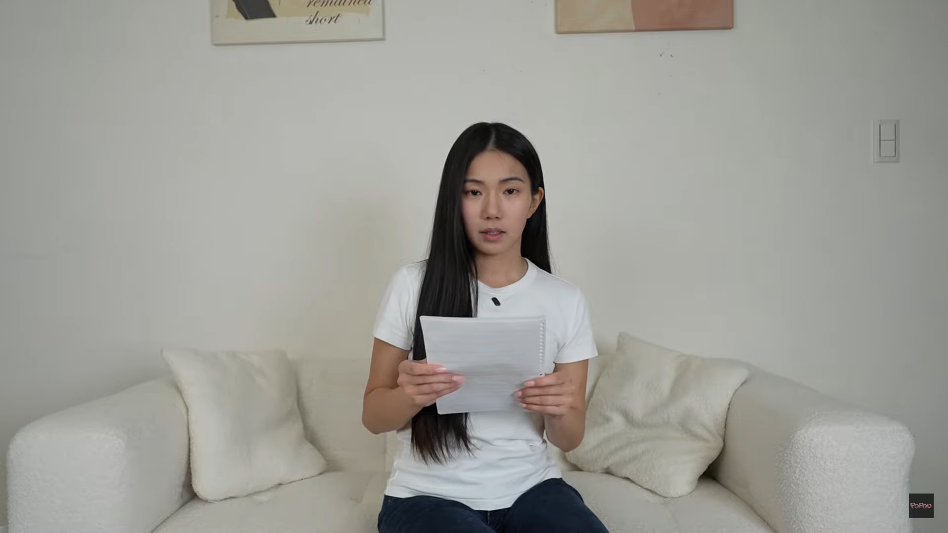 家寧全程拿稿照念。(翻攝YT「秘月期POPOO」)