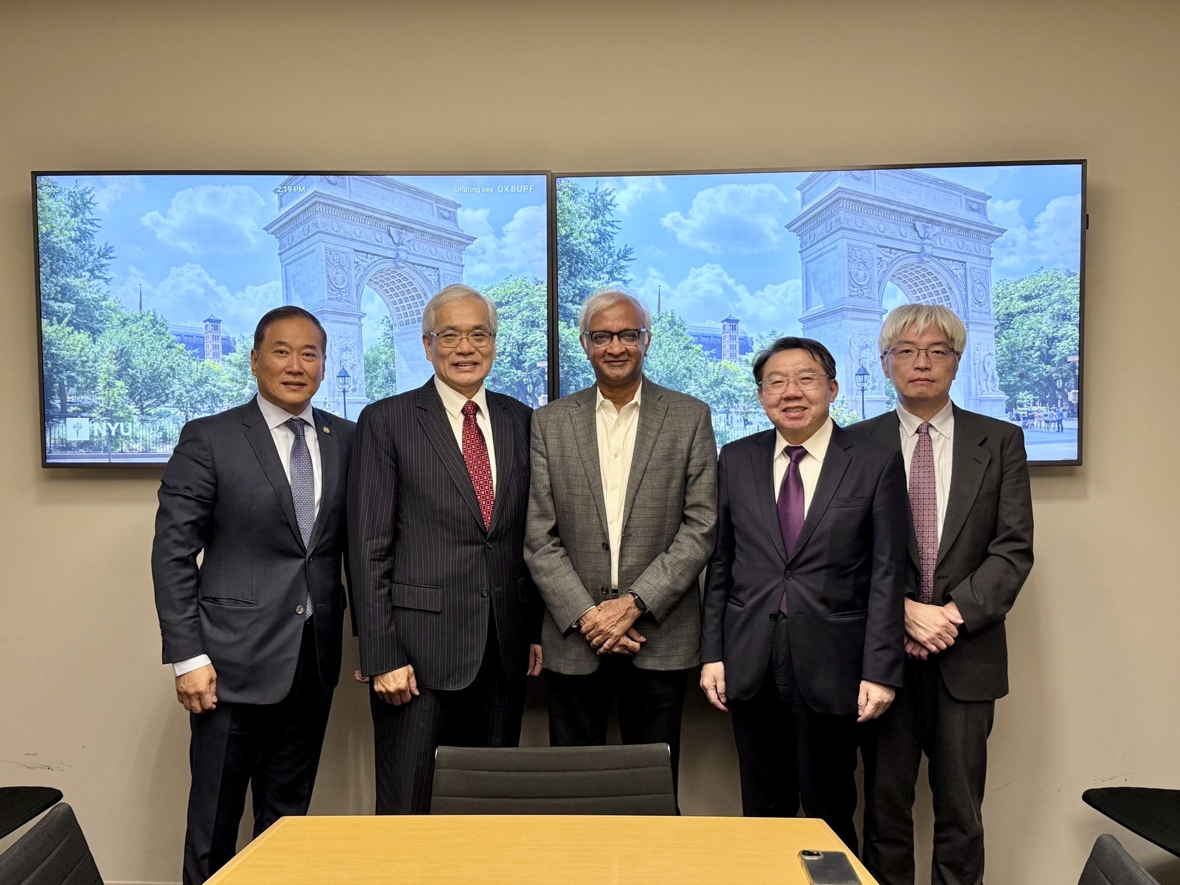紐約大學資深副校長暨全球策略中心主任(Senior Vice Chancellor and Head of Global Strategy )Raghu Sundaram親自接待。(台北榮總提供)