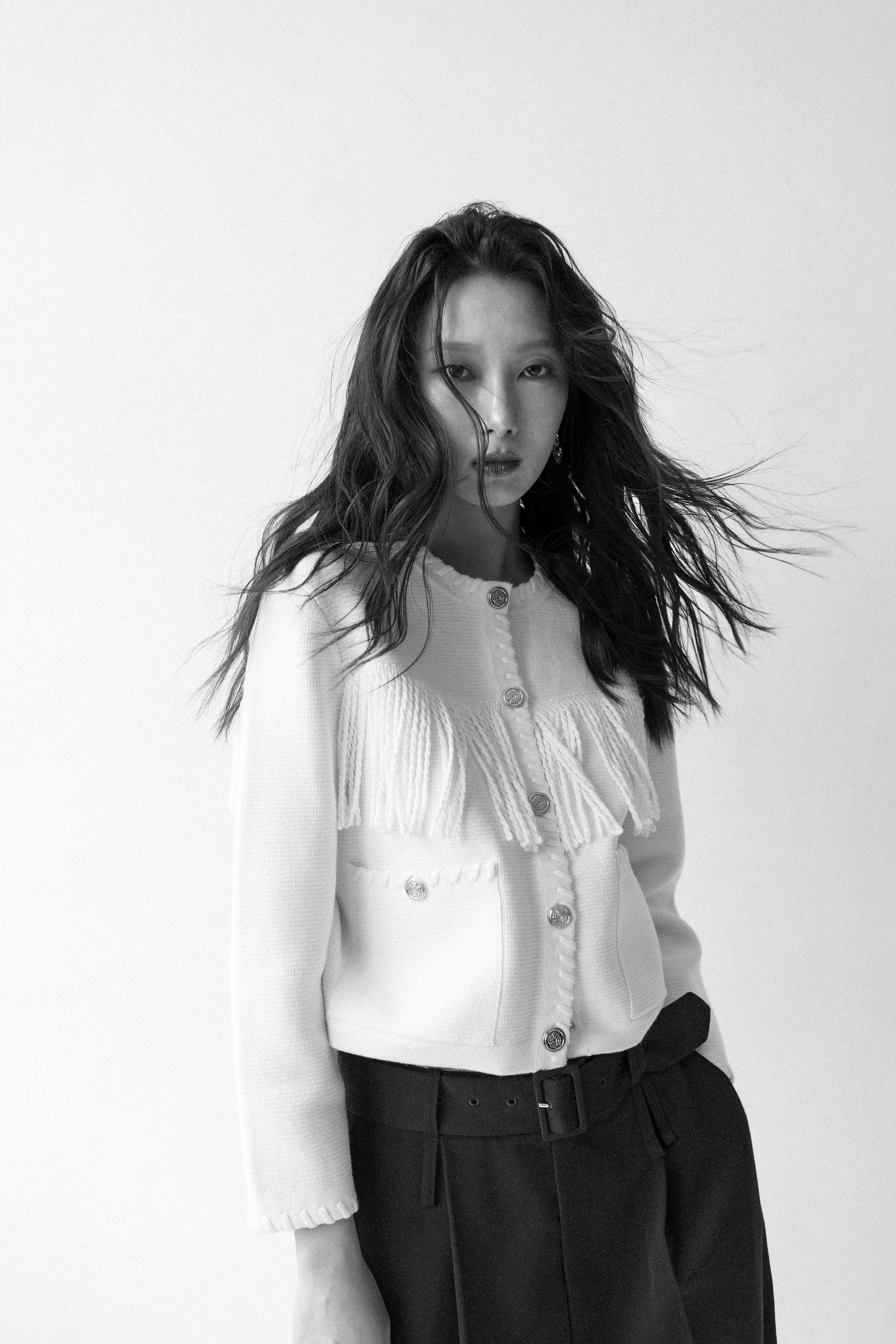 流蘇開襟衫 NT$11,190 by maje、黑色寬版長褲 價格店洽by Simone Rocha、黑色流蘇耳環 私人提供。