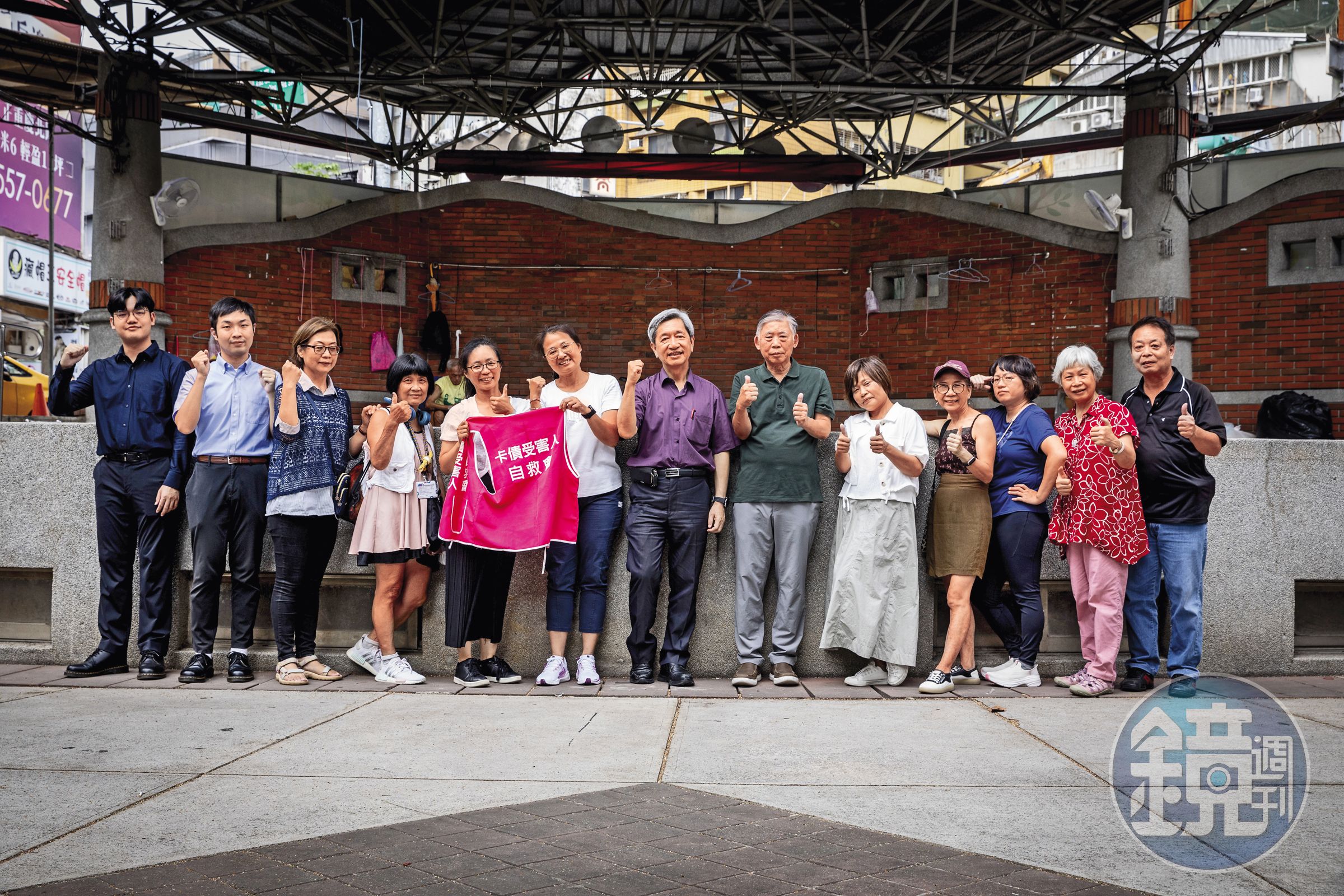 「卡債受害人自救會」除了幾位熱心律師,還有數十位志工,特別的是,志工們大多曾經是卡奴。
