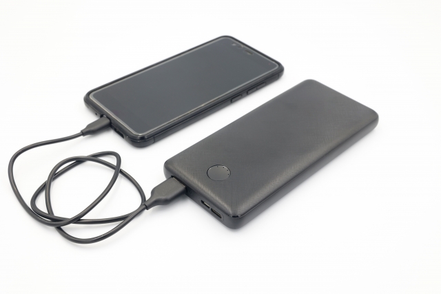 台北市消防局統計，近5年鋰電池火災中，以供電動車輛用鋰電池及行動電源起火案件為最多。（示意圖，photoAC）