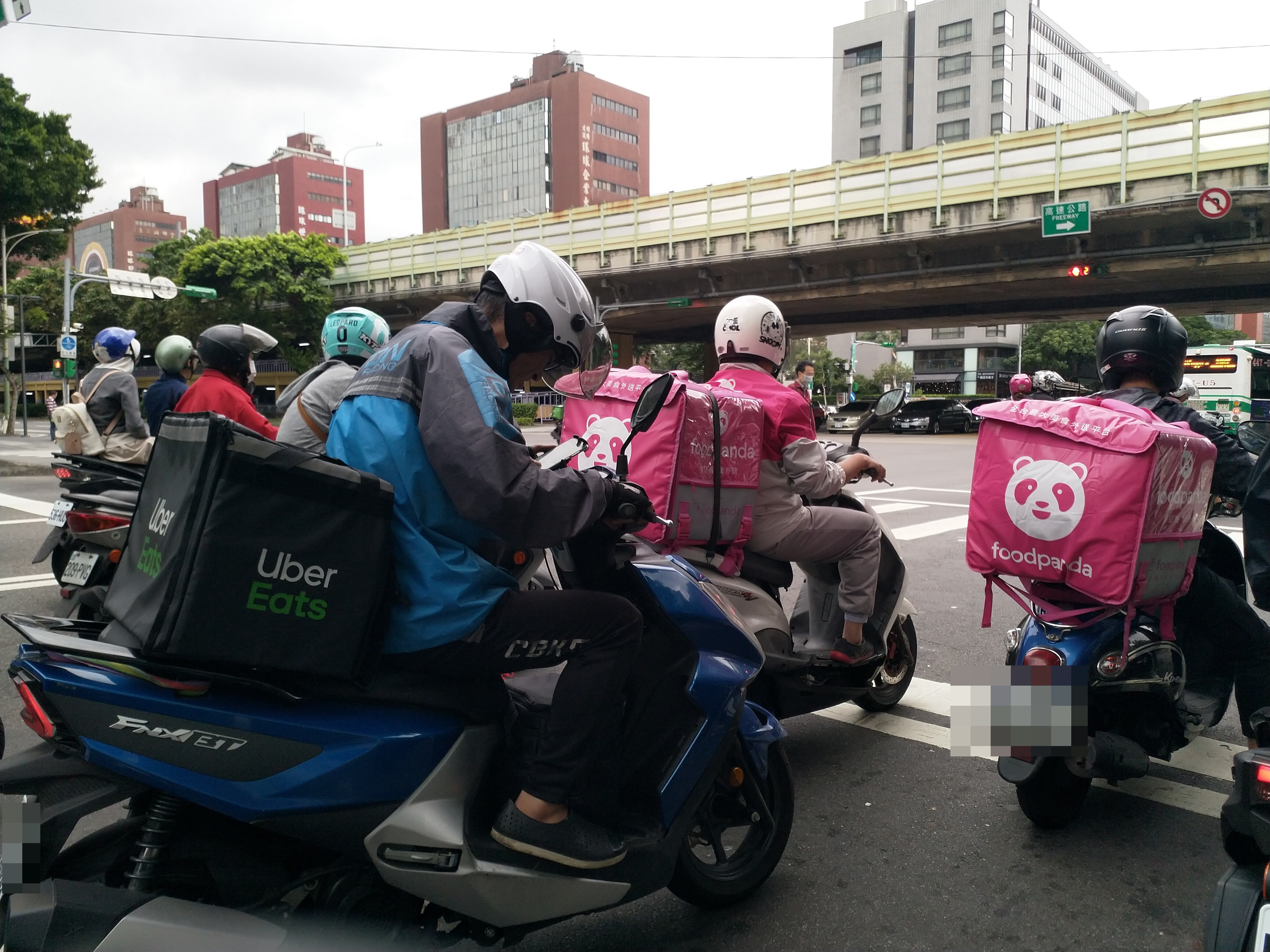 外送平台Uber Eats今（14）日震撼宣布將以9.5億美元（約新台幣308億元）併購「foodpanda台灣外送事業」。（本刊資料照）