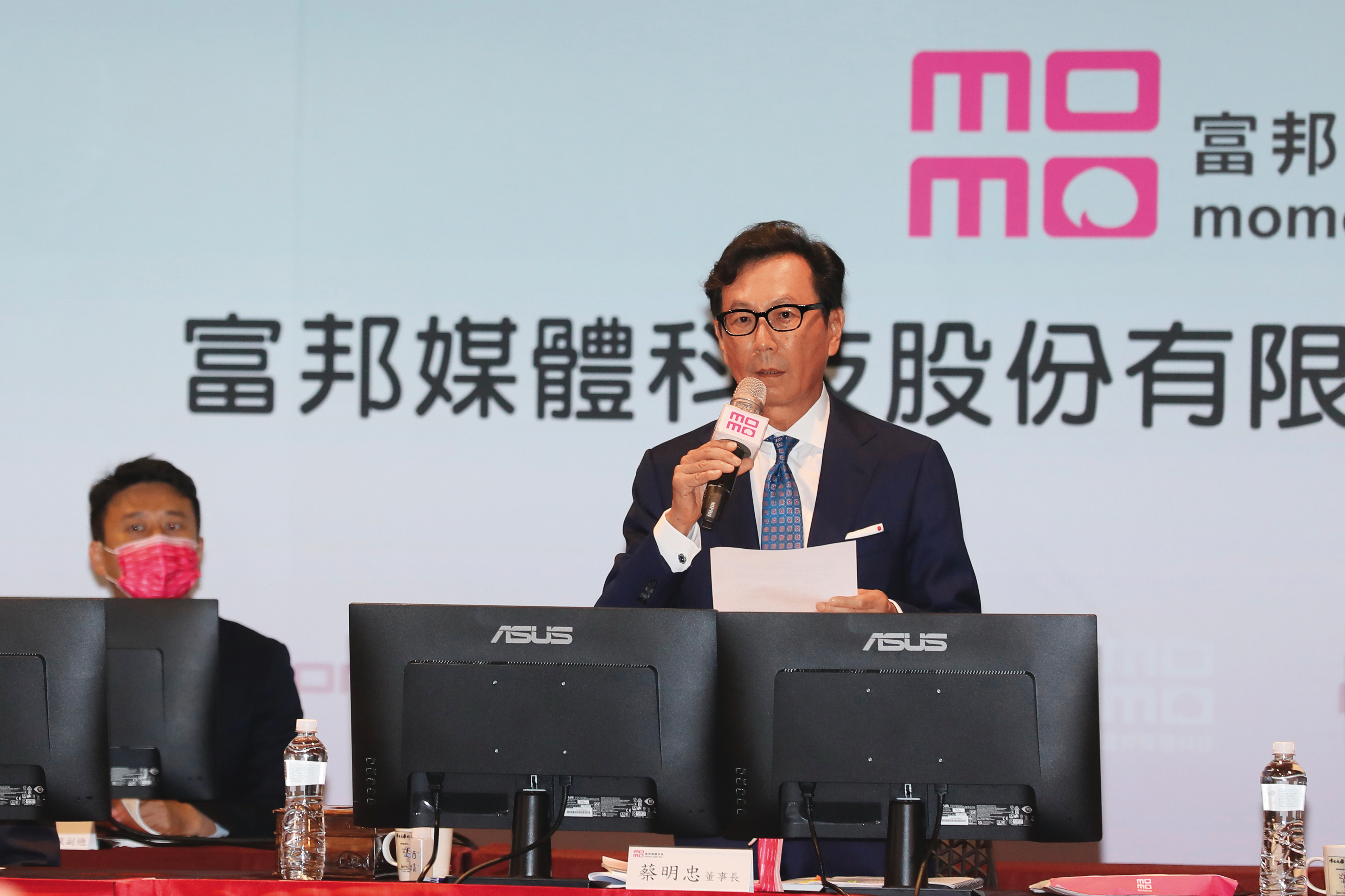 蔡明忠（右）站穩台灣電商霸主，富邦媒倉儲物流規模遙遙領先同業。