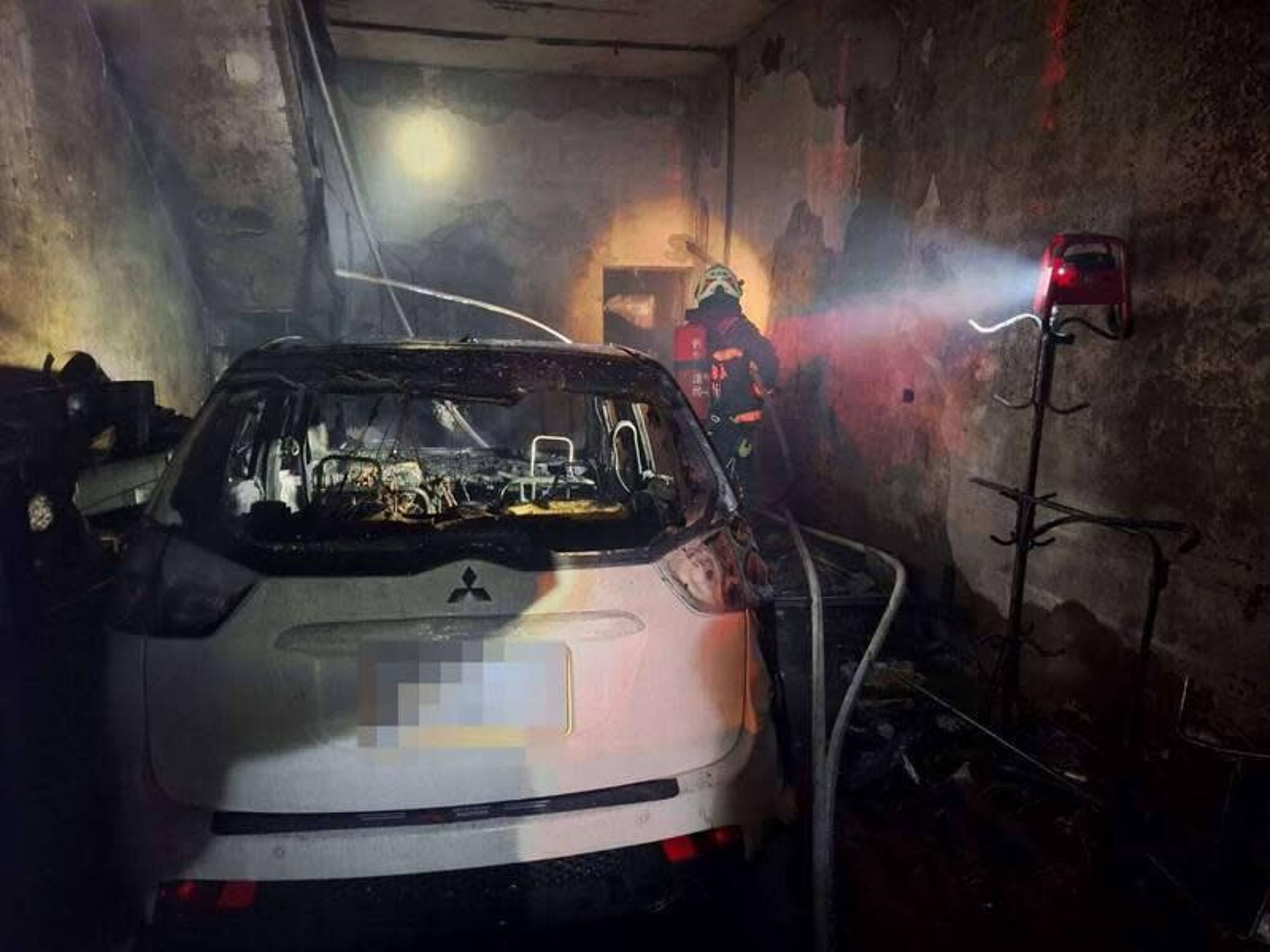 警消獲報,彰化田中一處民宅昨深夜發生火警,到場發現一樓自小客車陷火海,緊急將受困車內34歲男子救出,有關火警發生原因,警消還要再釐清。(翻攝畫面)