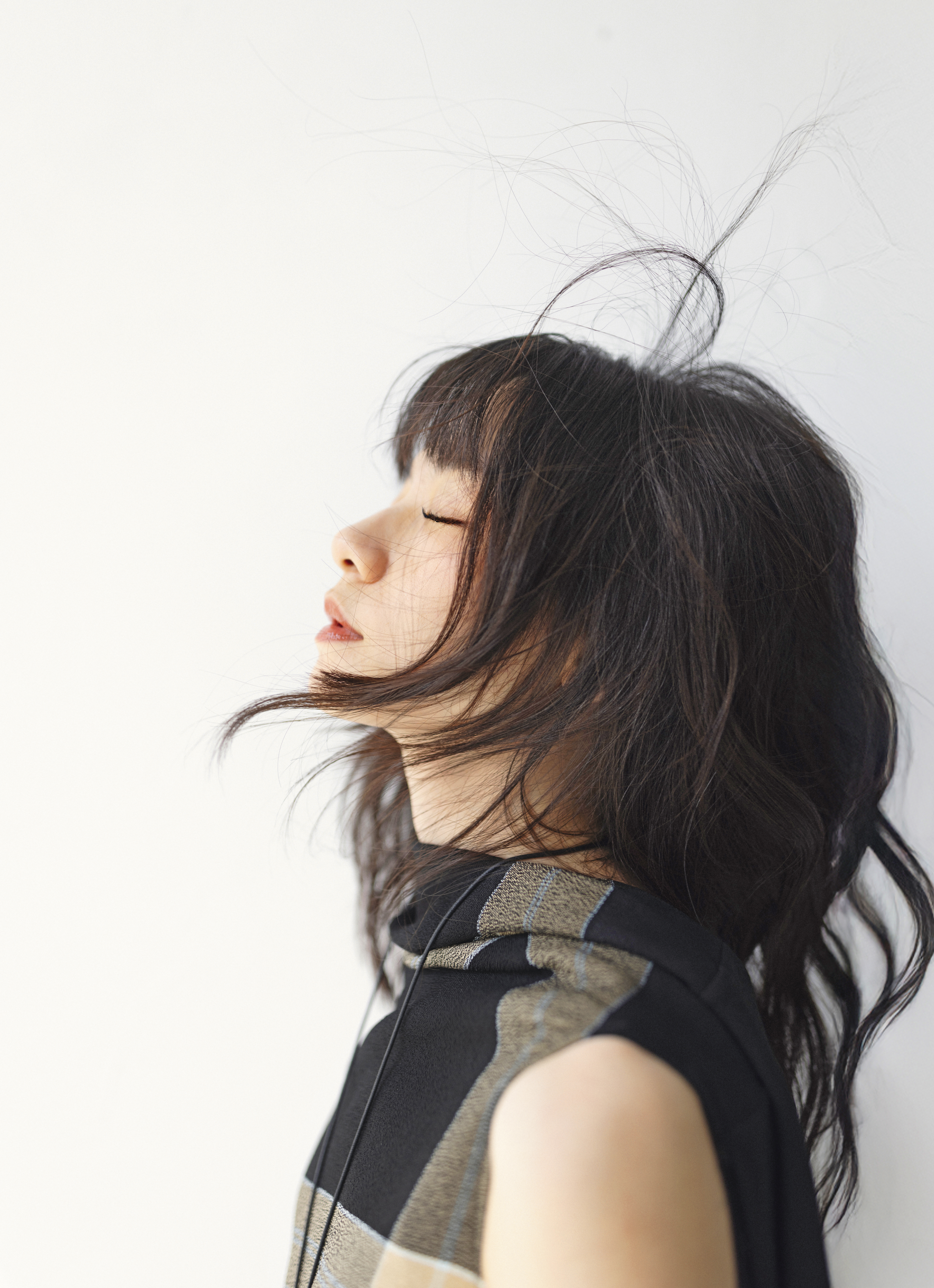 姚愛寗本人有些可愛、也有點不食人間煙火、也有點空靈,但更多時候,有著自己的邏輯。