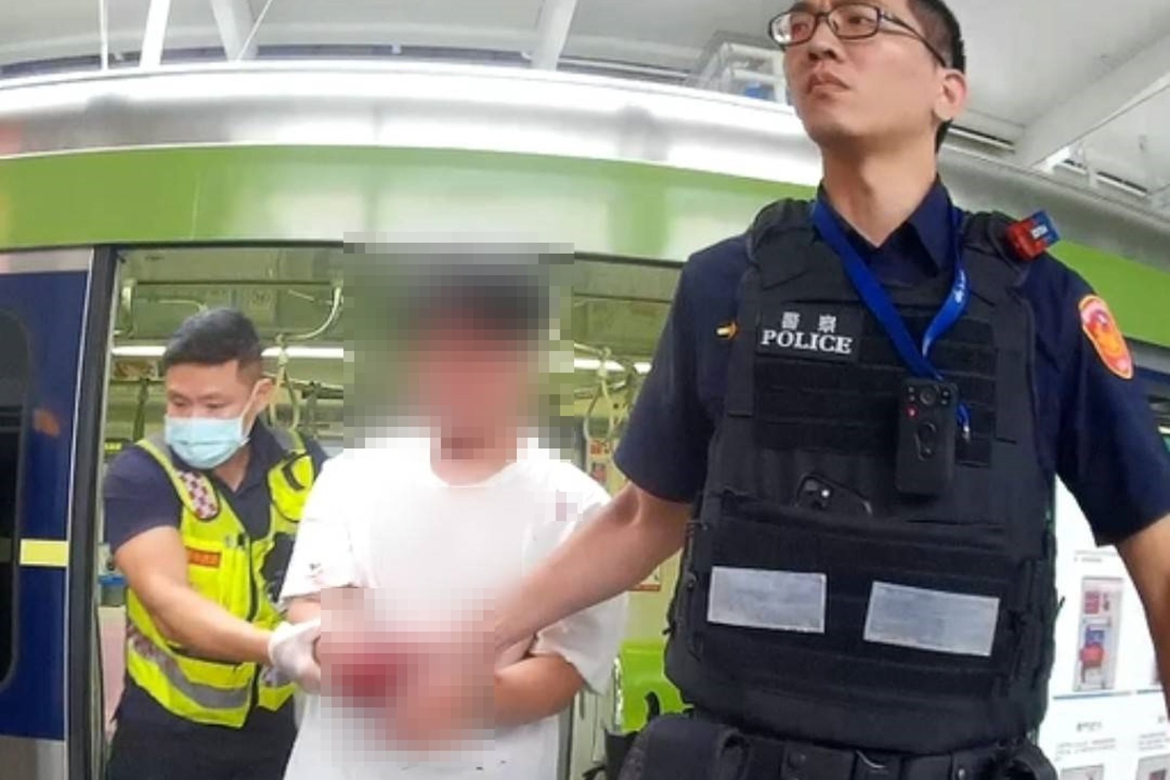 血濺車廂後，捷運警察將凶嫌帶回偵訊。（警方提供）