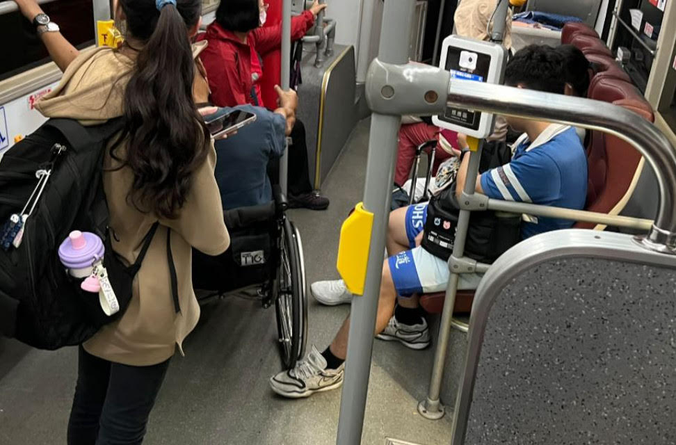 男學生搭公車時，默默伸腳協助輪椅老翁，充當人體車輪擋幫他穩住輪椅。（潔媽授權提供）