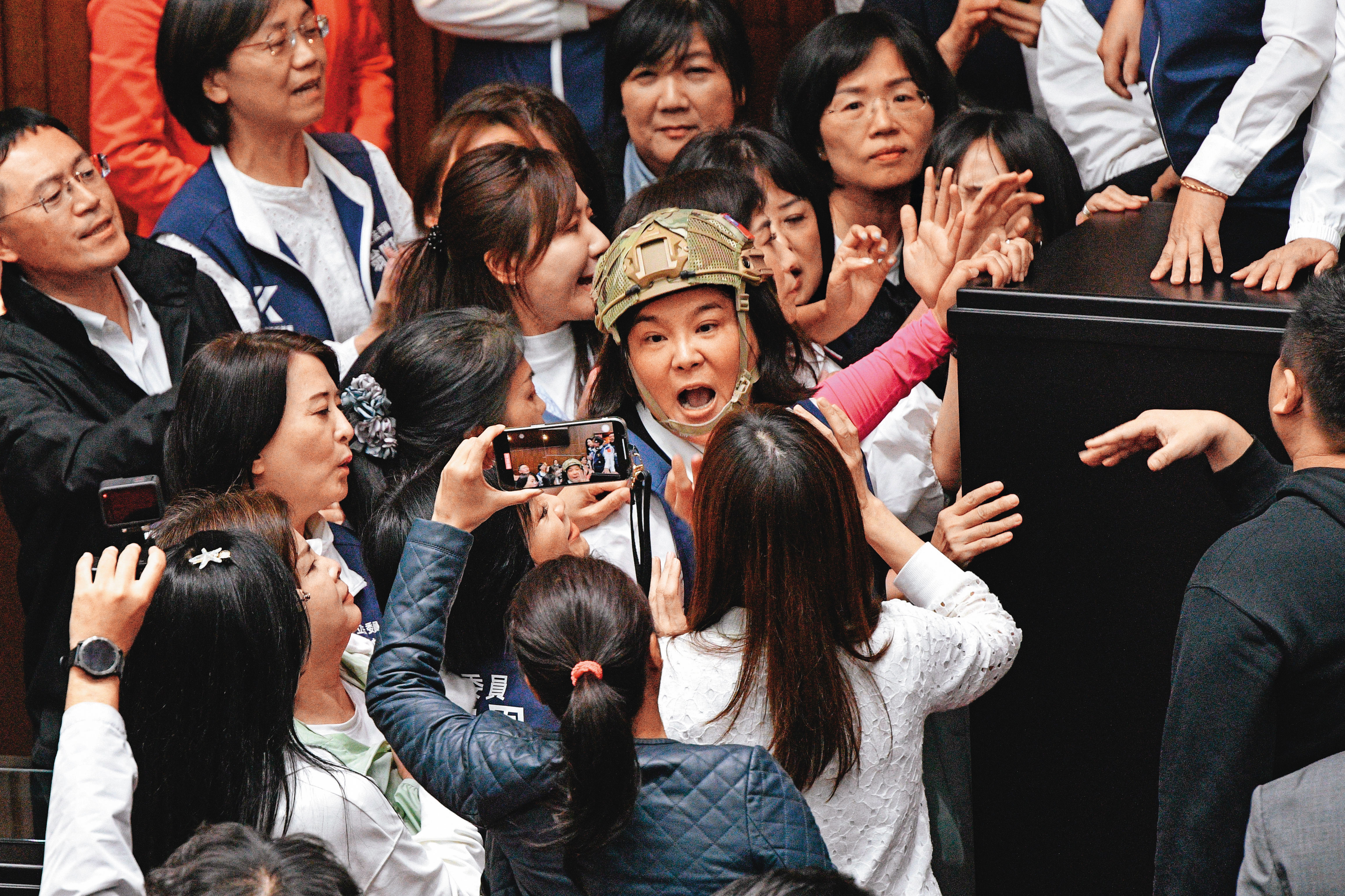 朝野先前大戰國會職權修法，擔任藍營「衝組」一員的陳玉珍，頭戴頭盔，與綠委激烈推擠。