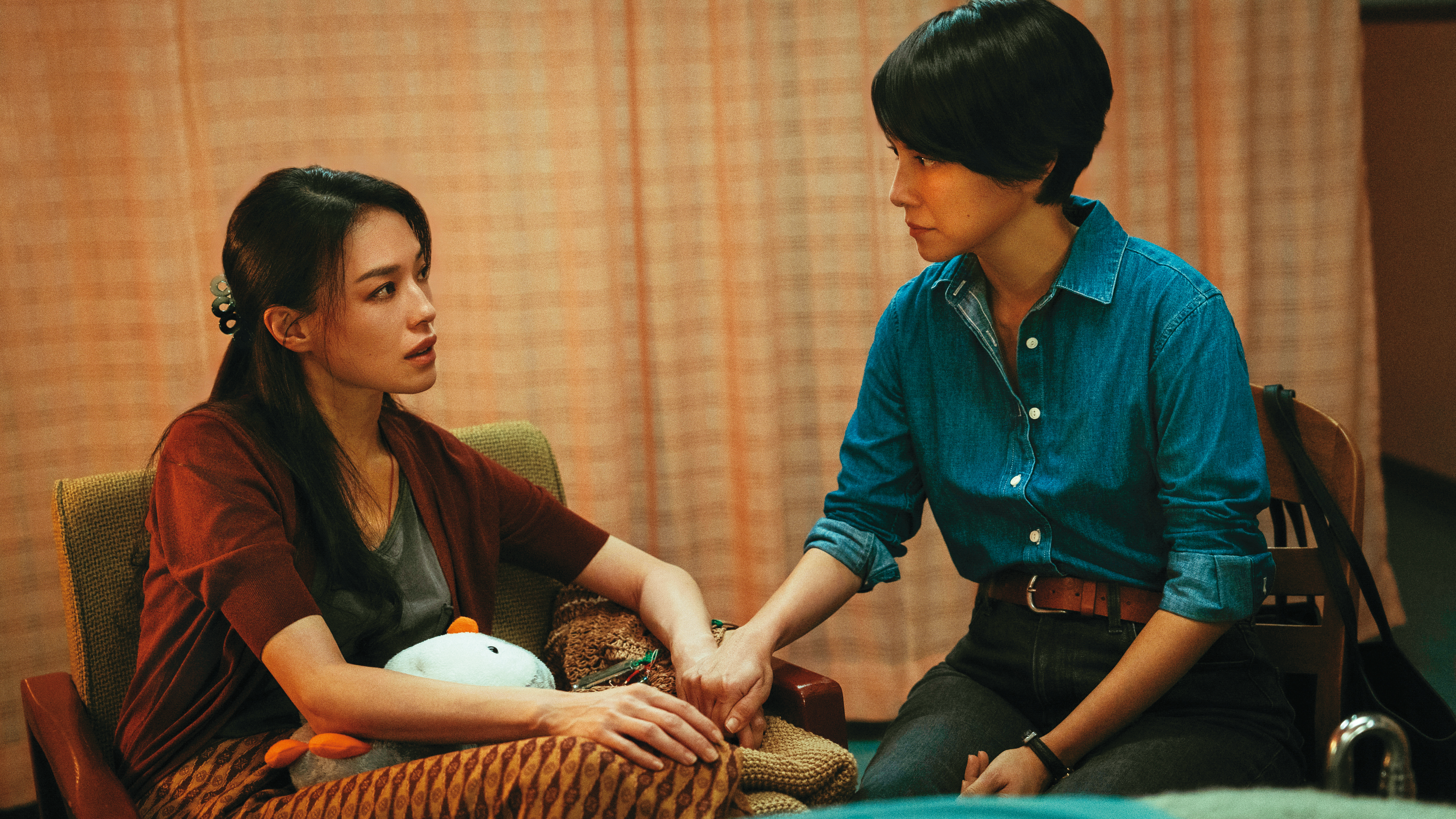 舒淇（左）和李心潔（右）在《回魂計》飾演為女兒復仇的母親，面臨人性考驗。（Netflix提供）