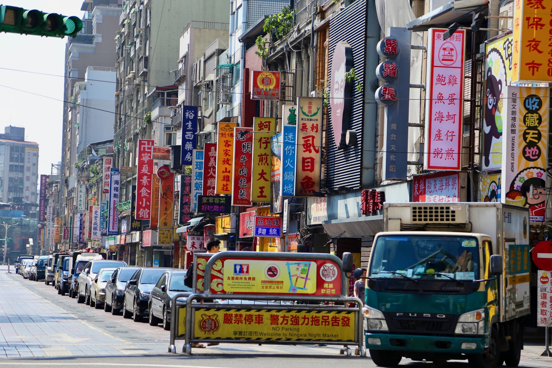 部分網友認為目前招牌喜歡用諧音哏，但東西貴而不好吃。（示意圖，photoAC）
