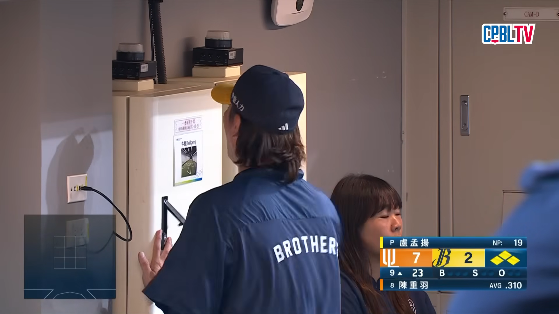王建民在撥打牛棚電話後，憤怒關上防水箱門，這段畫面在網路上曝光後引發熱議。（翻攝自CPBLTV）